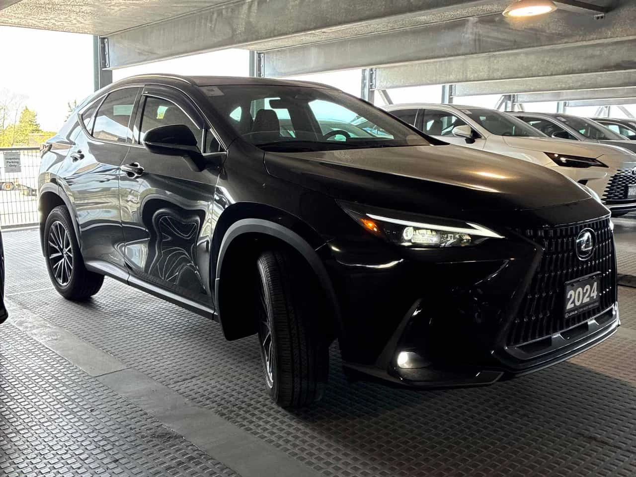 Lexus NX 350 | ОБДУХВАНЕ | DISTRONIC | ЧЕРВЕН САЛОН | , снимка 3 - Автомобили и джипове - 54616371