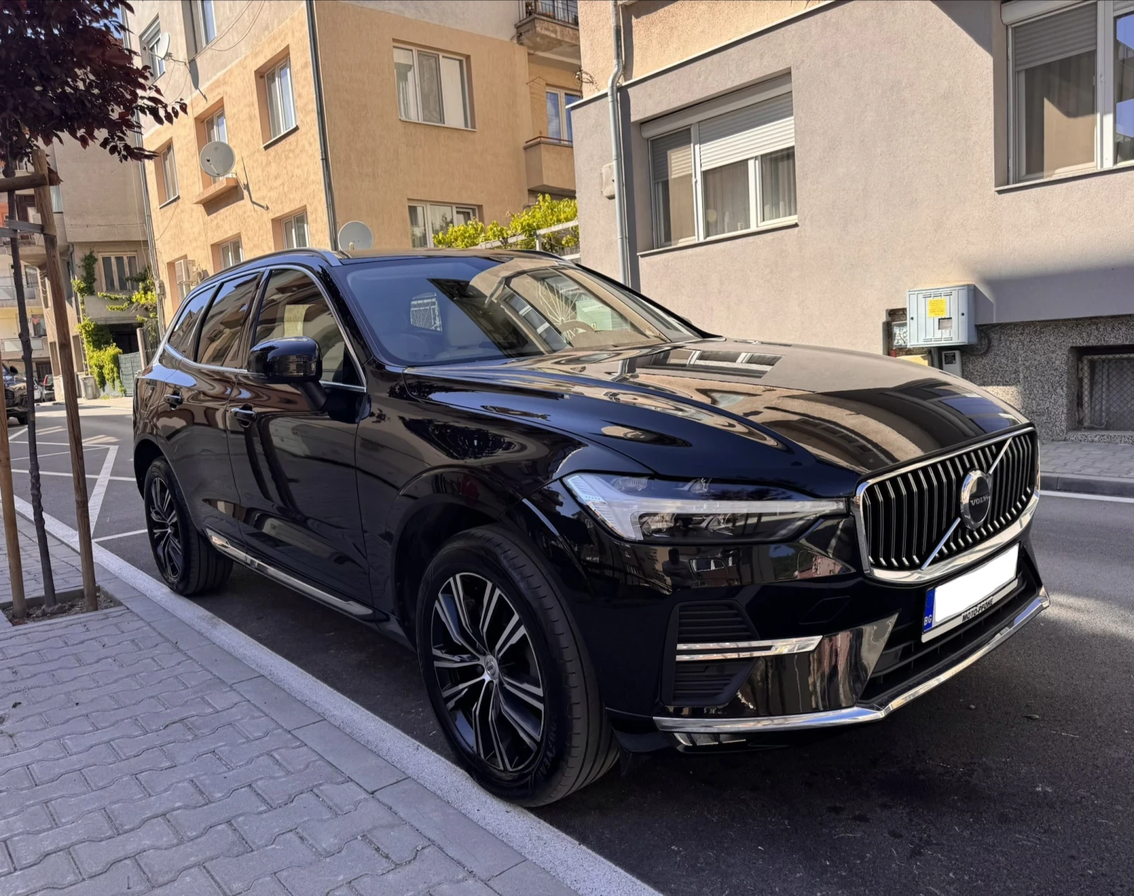 Volvo XC60 Inscription* 2.0D Hybrid* Гаранционен, снимка 3 - Автомобили и джипове - 56137244