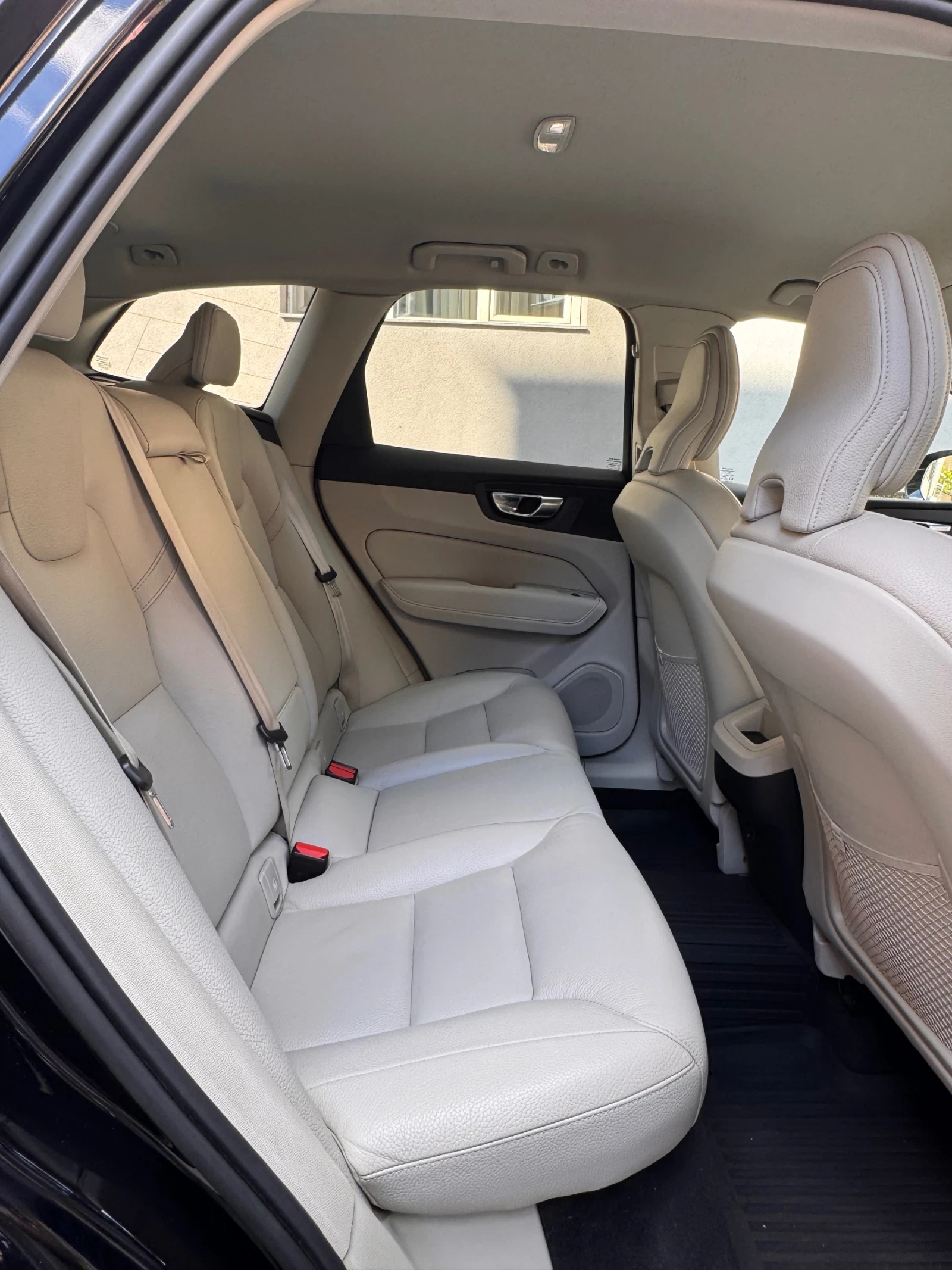 Volvo XC60 Inscription* 2.0D Hybrid* Гаранционен, снимка 11 - Автомобили и джипове - 56137244