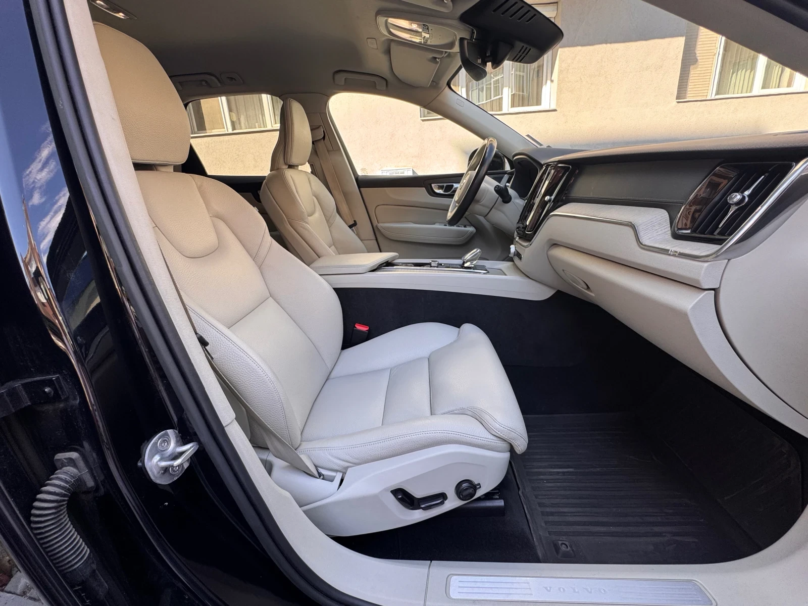 Volvo XC60 Inscription* 2.0D Hybrid* Гаранционен, снимка 9 - Автомобили и джипове - 56137244