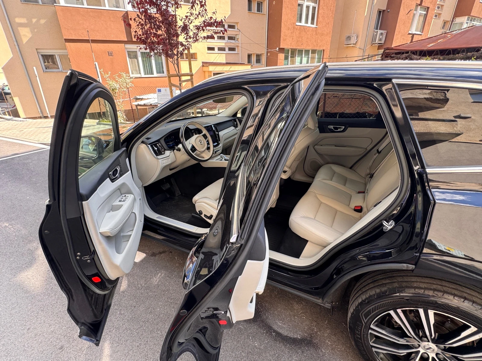 Volvo XC60 Inscription* 2.0D Hybrid* Гаранционен, снимка 7 - Автомобили и джипове - 56137244