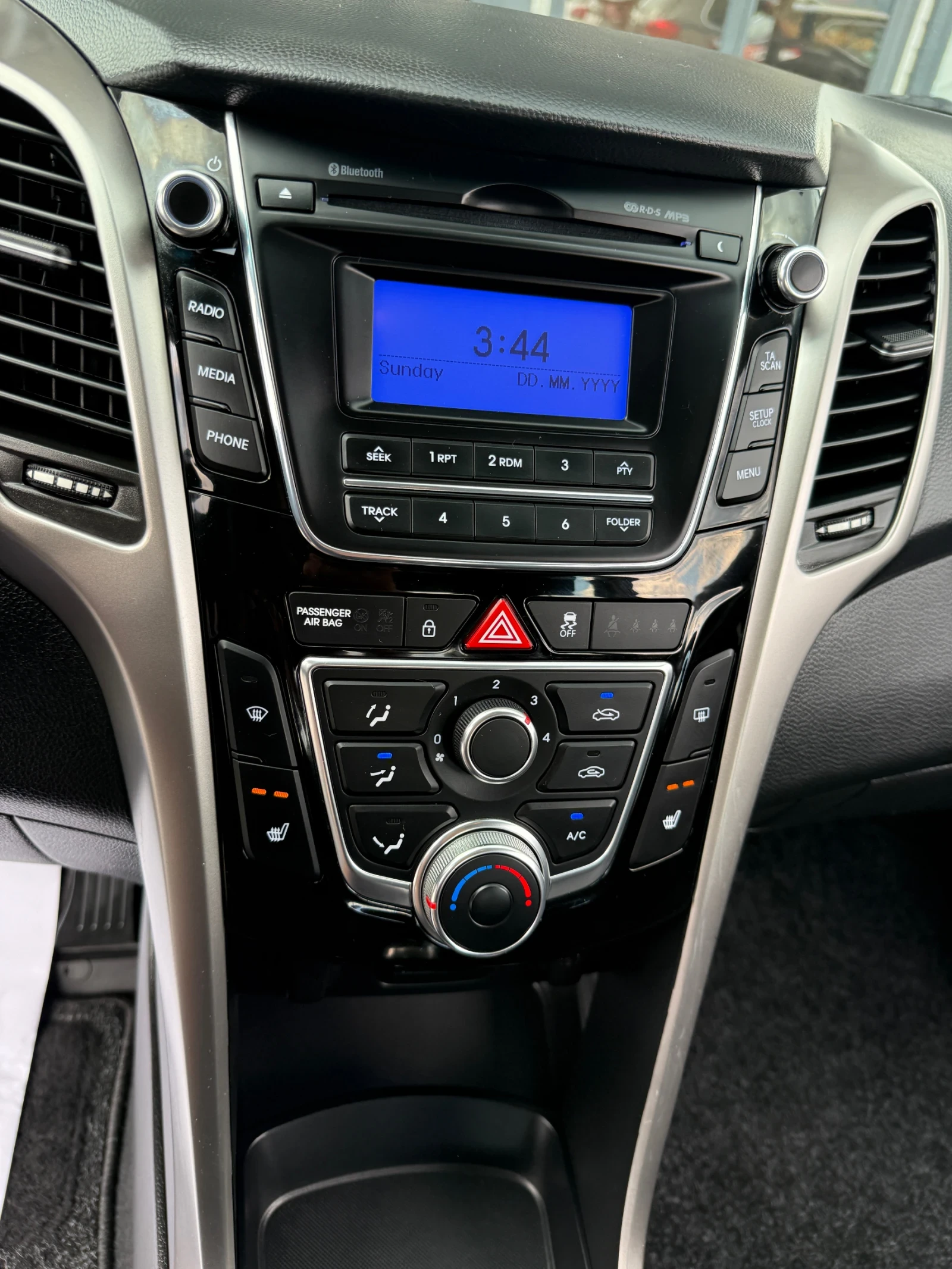Hyundai I30 1.6 CRDI. KTEO, COC, 2 KEYS, снимка 12 - Автомобили и джипове - 55317492