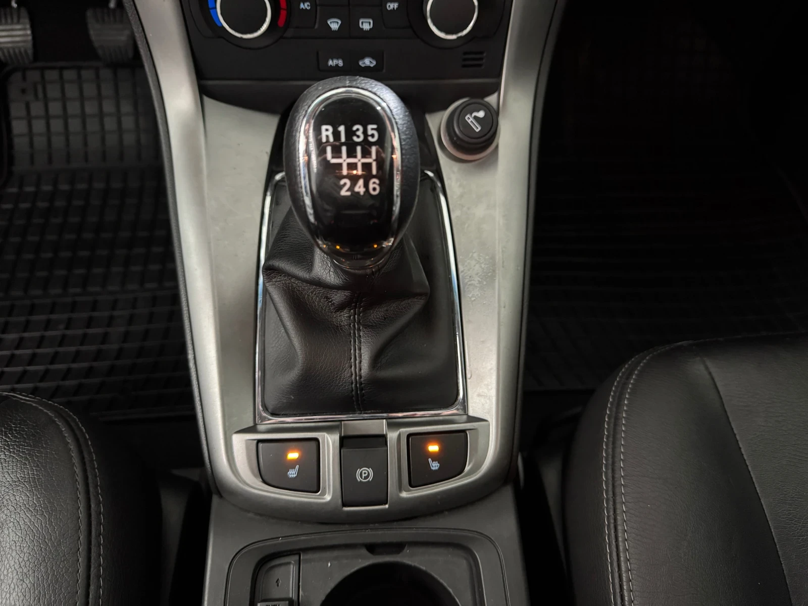 Chevrolet Captiva 2.2 D 184 k.s. LTZ - 4x4/ 7 Местен/ Кожен Салон, снимка 13 - Автомобили и джипове - 53914194