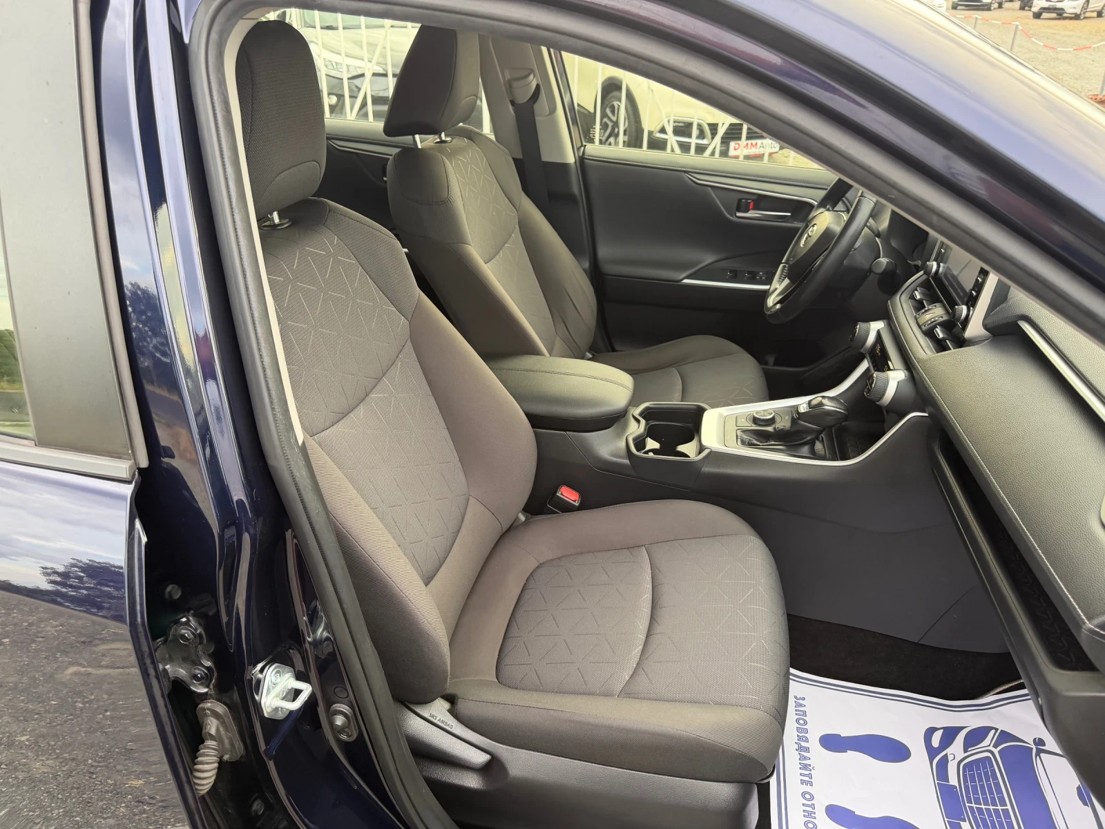 Toyota Rav4 2.5 HYBRID / 4X4 / ЕВРО6 / ДИСТРОНИК / WAZE , снимка 14 - Автомобили и джипове - 54825971
