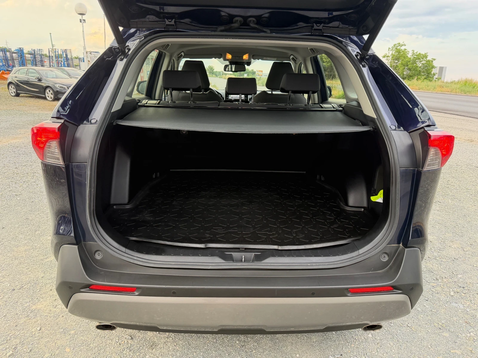 Toyota Rav4 2.5 HYBRID / 4X4 / ЕВРО6 / ДИСТРОНИК / WAZE , снимка 15 - Автомобили и джипове - 54825971