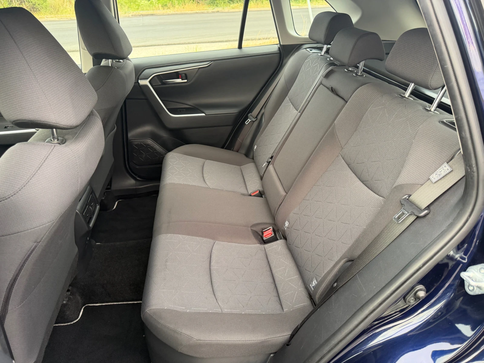 Toyota Rav4 2.5 HYBRID / 4X4 / ЕВРО6 / ДИСТРОНИК / WAZE , снимка 12 - Автомобили и джипове - 54825971