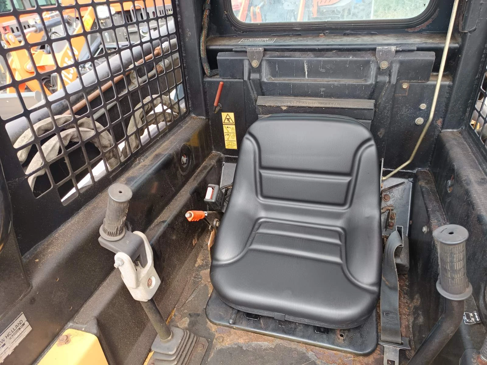 Мини челни товарачи Bobcat NEW HOLAND LX465 - изображение 4