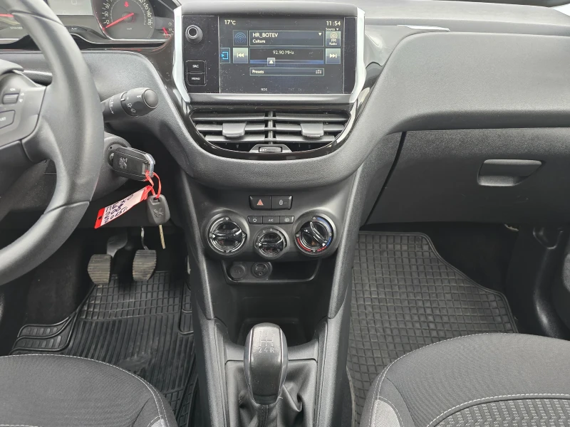 Peugeot 208 1.2i 82кс 122000км. ЕВРО 5, снимка 15 - Автомобили и джипове - 47775330