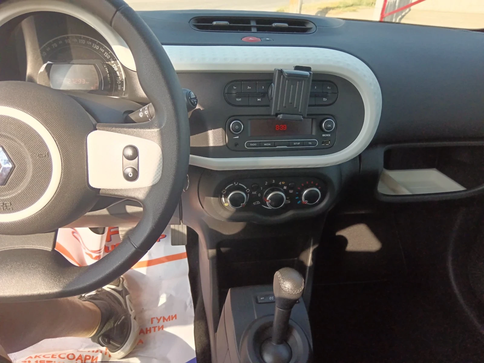 Renault Twingo 1.0 - изображение 10