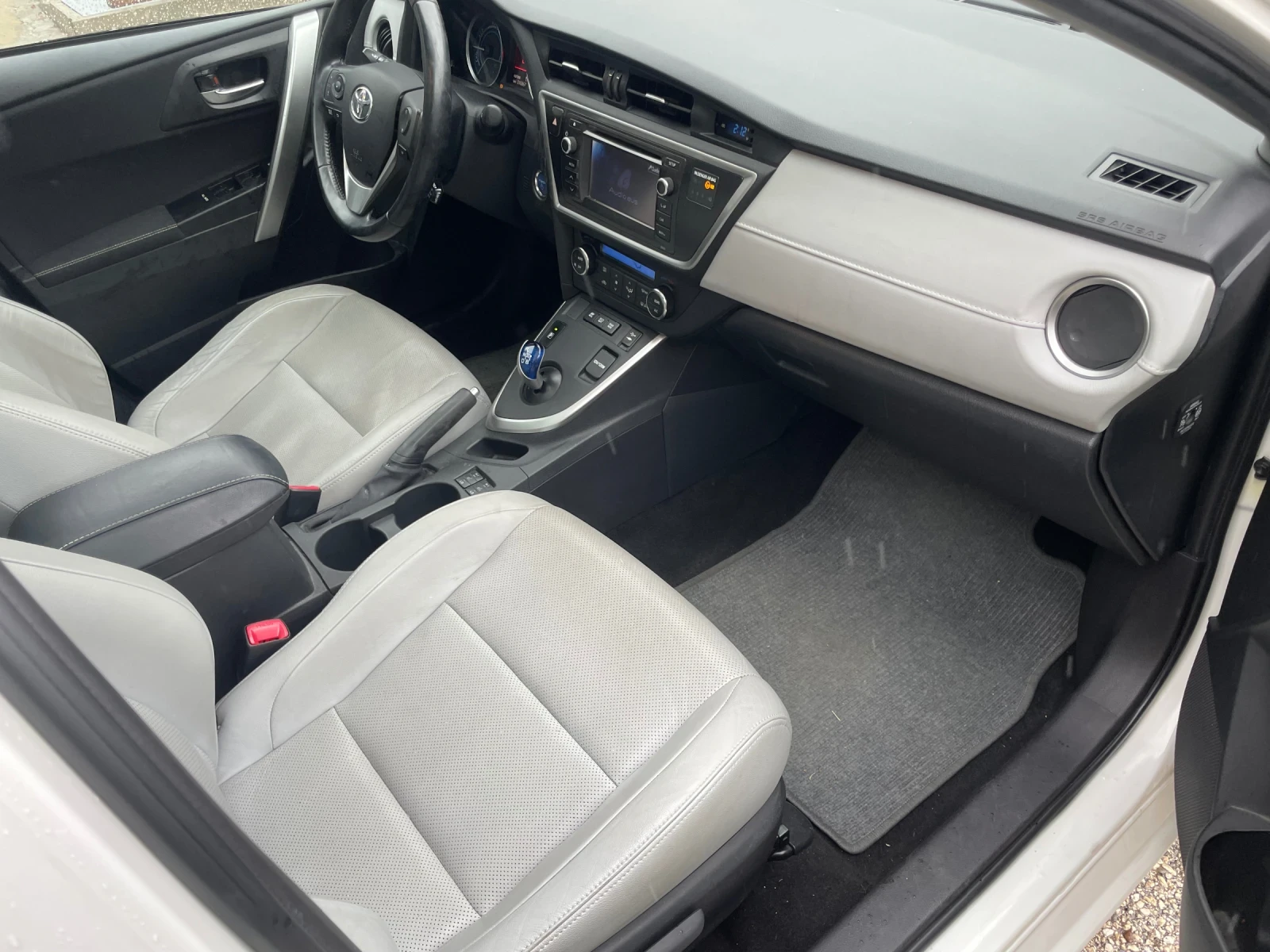 Toyota Auris HYBRID - изображение 10