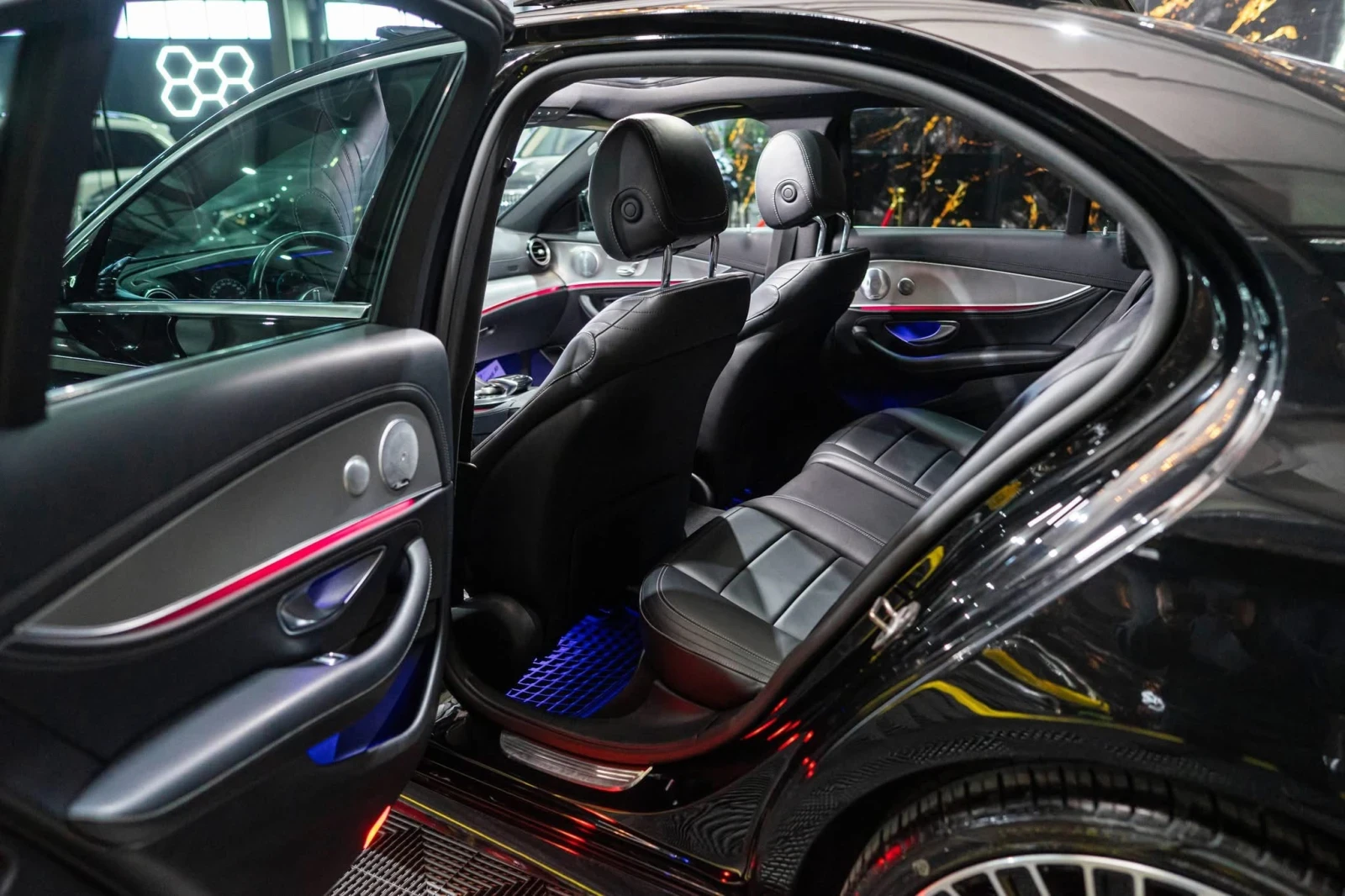 Mercedes-Benz E 220 D FULL AMG LINE DIGITAL ПАНО BURM ЛИЗИНГ 100%, снимка 15 - Автомобили и джипове - 54026355