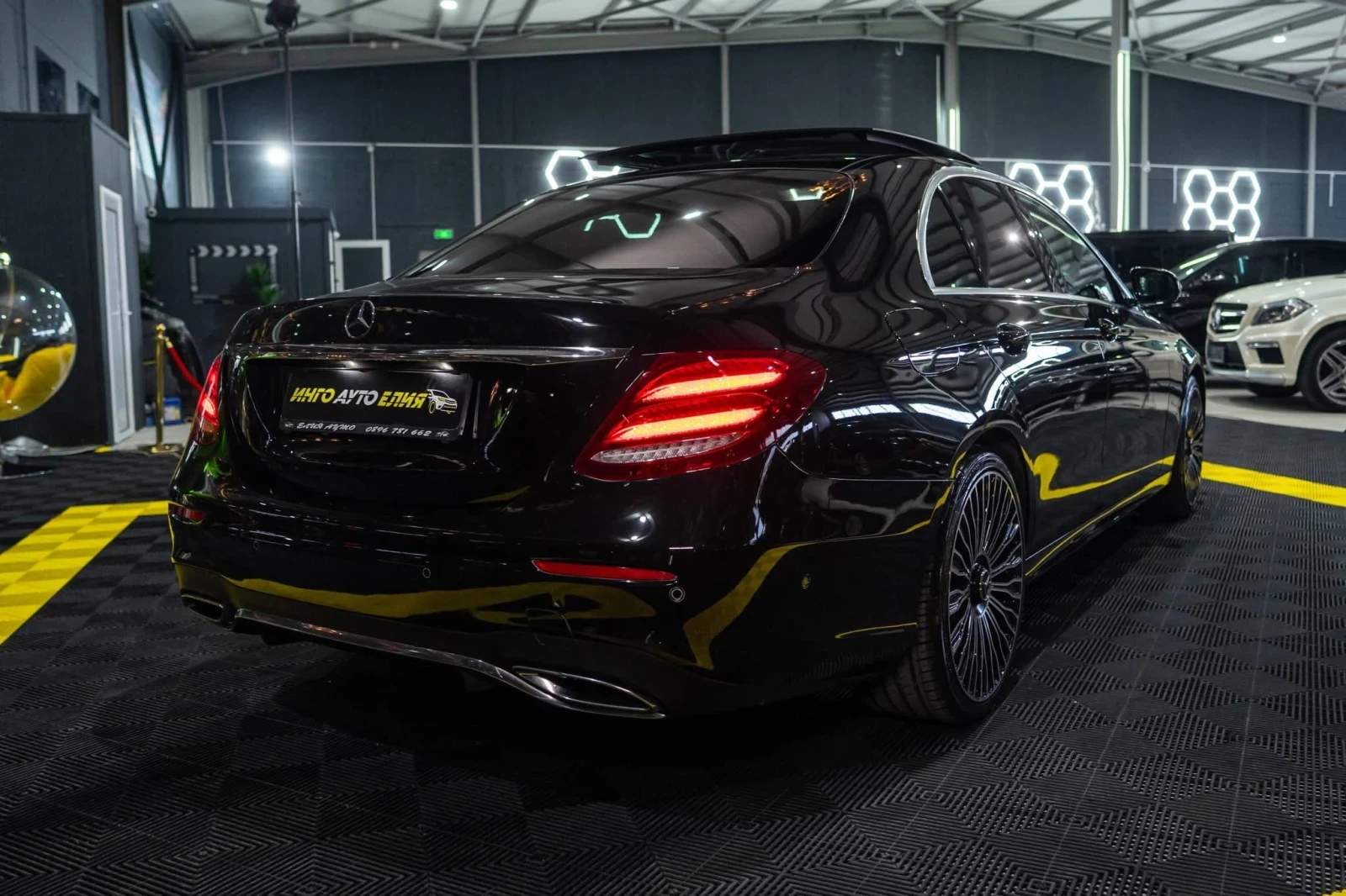 Mercedes-Benz E 220 D FULL AMG LINE DIGITAL ПАНО BURM ЛИЗИНГ 100%, снимка 10 - Автомобили и джипове - 54026355