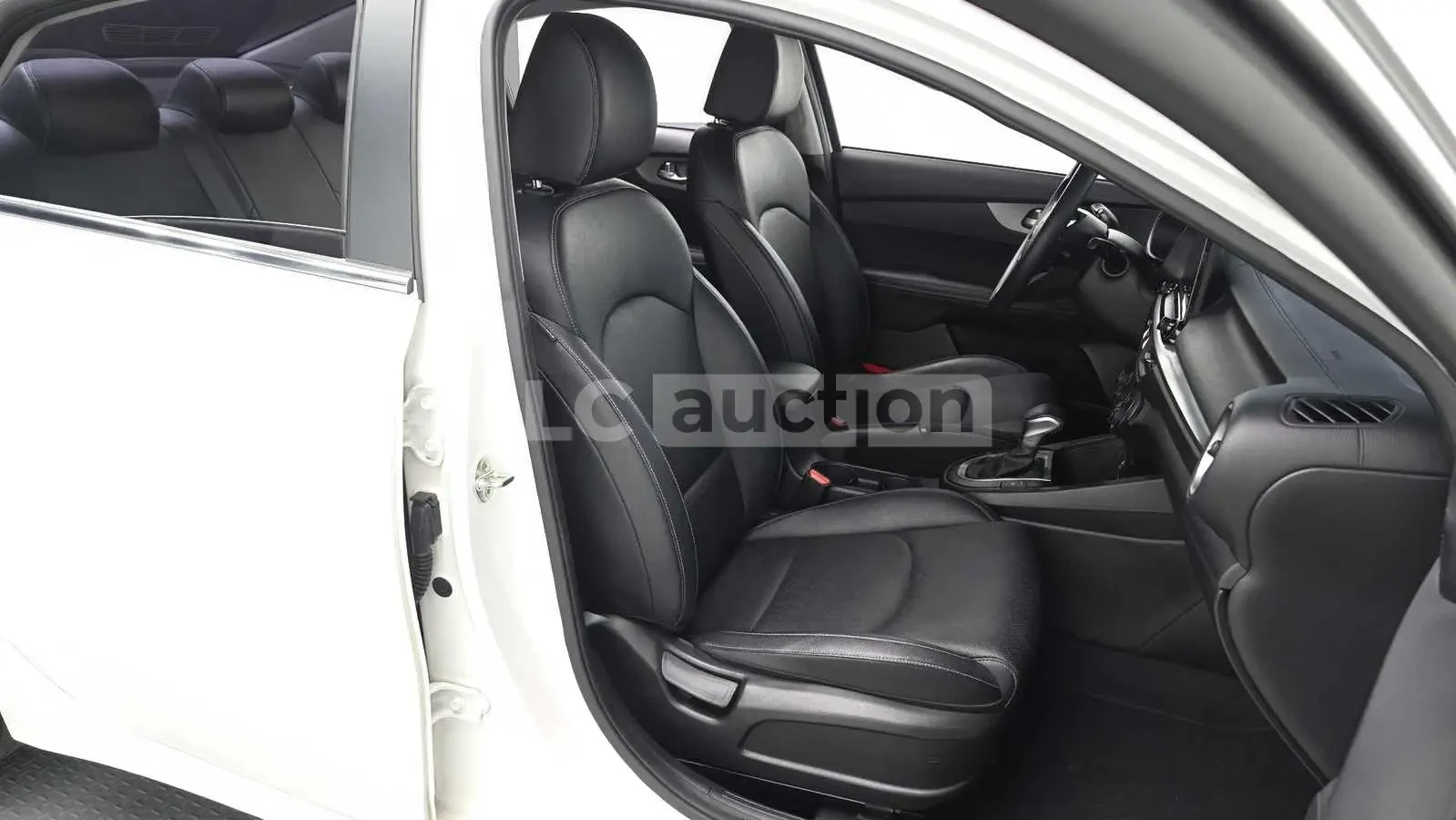 Kia K3, снимка 12 - Автомобили и джипове - 54160648