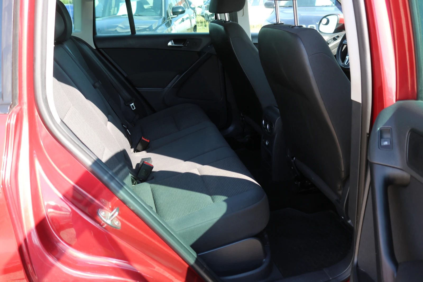 VW Tiguan 2.0 TSI 4x4 | Mobile.bg — изображение 11