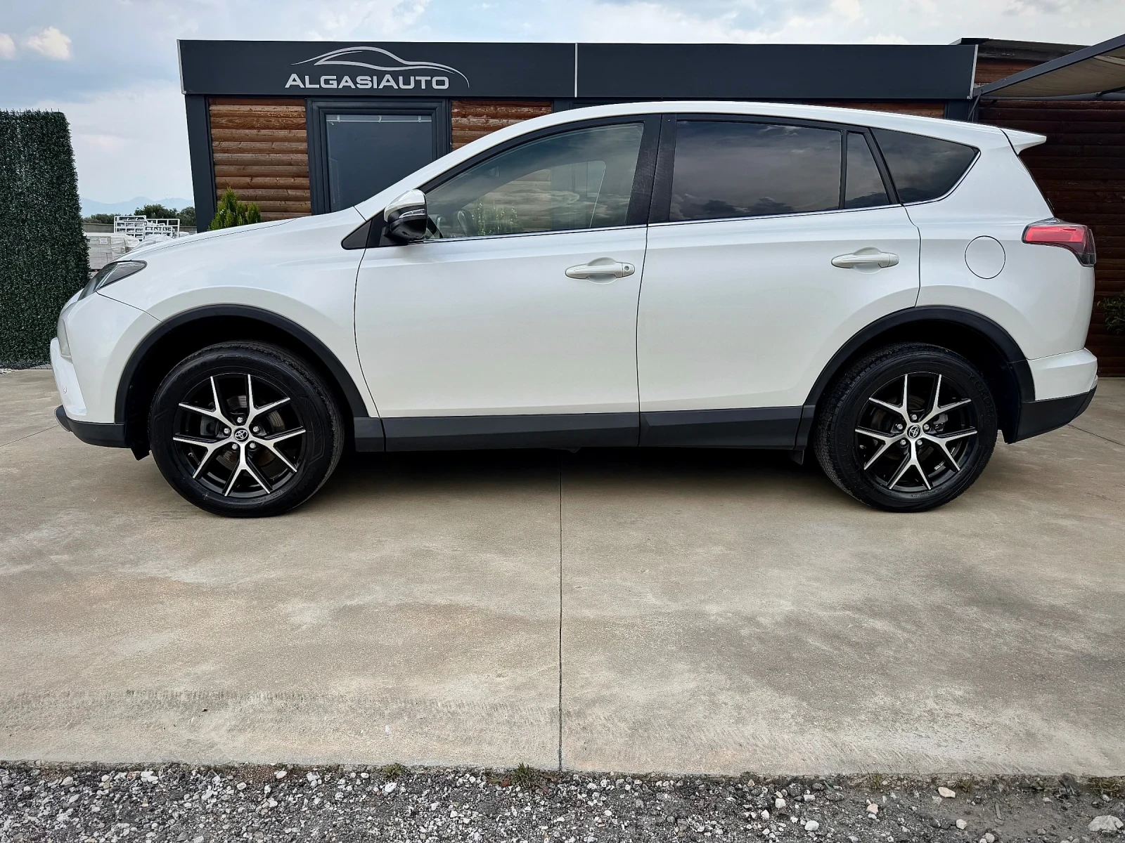 Toyota Rav4 2.0 VALVEMATIK* AWD* EXECUTIVE, снимка 2 - Автомобили и джипове - 55124140