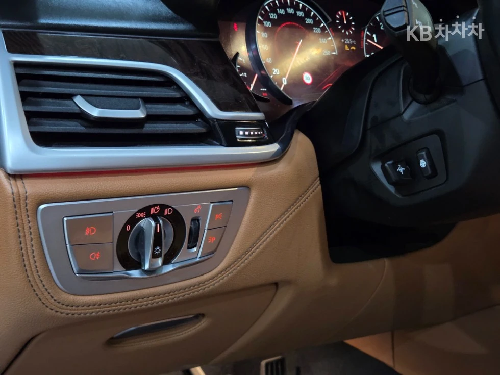 BMW 750 LI XDRIVE/HEAD UP/360CAM/PANO/EKPAHИ/FIRST CLASS/, снимка 12 - Автомобили и джипове - 55513787