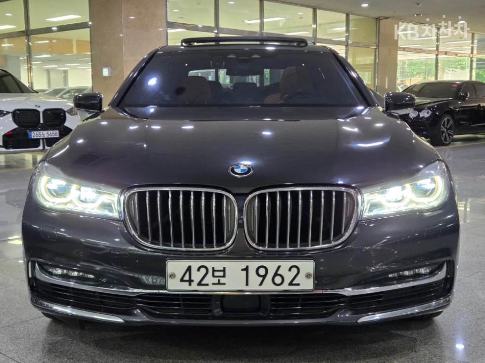 BMW 750 LI XDRIVE/HEAD UP/360CAM/PANO/EKPAHИ/FIRST CLASS/, снимка 2 - Автомобили и джипове - 55513787