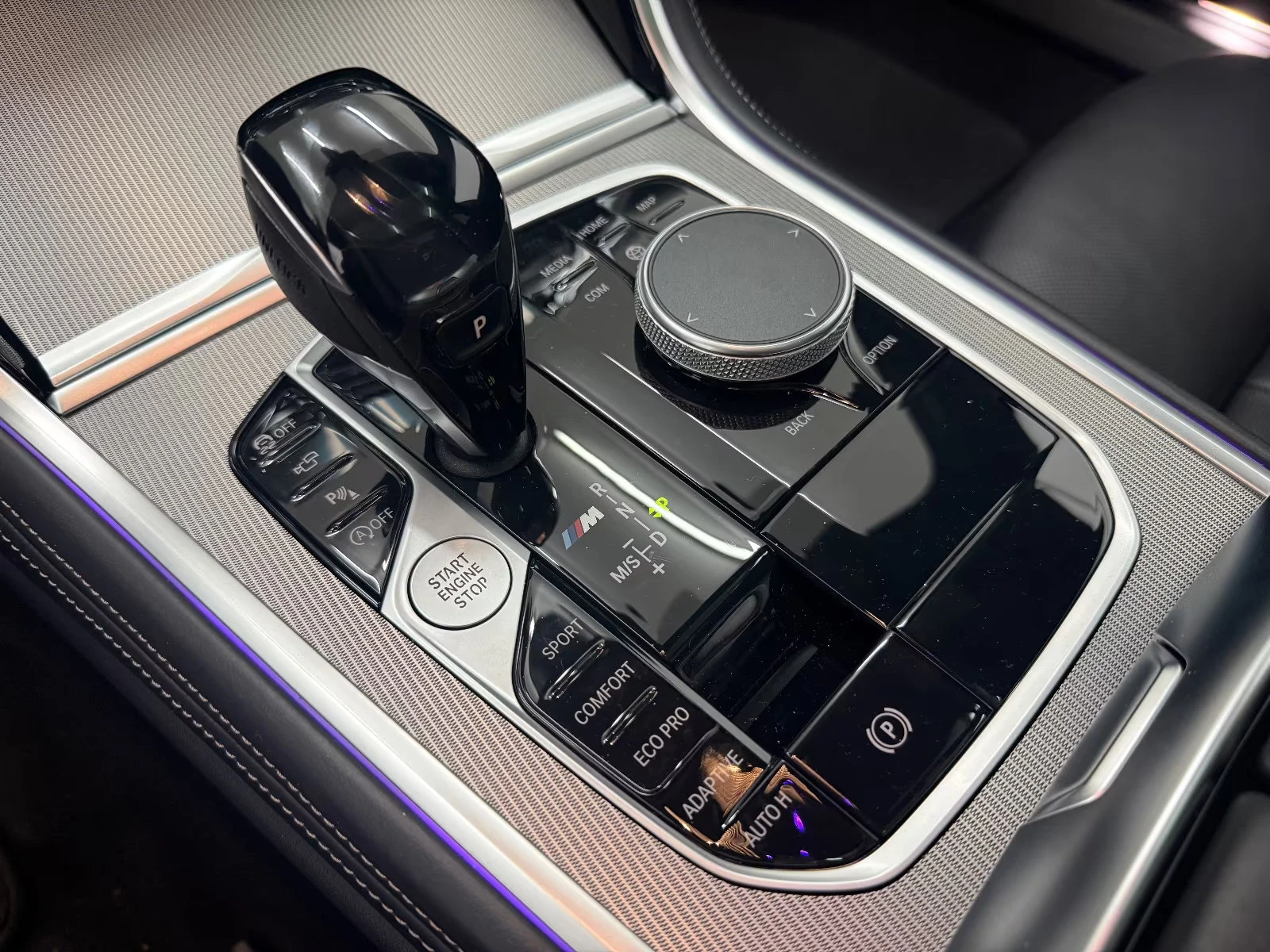 BMW 850 xDRIVE/530HP/GRAN COUPE/V8/360/PANO/MEMO/HUD/737z, снимка 15 - Автомобили и джипове - 55655299