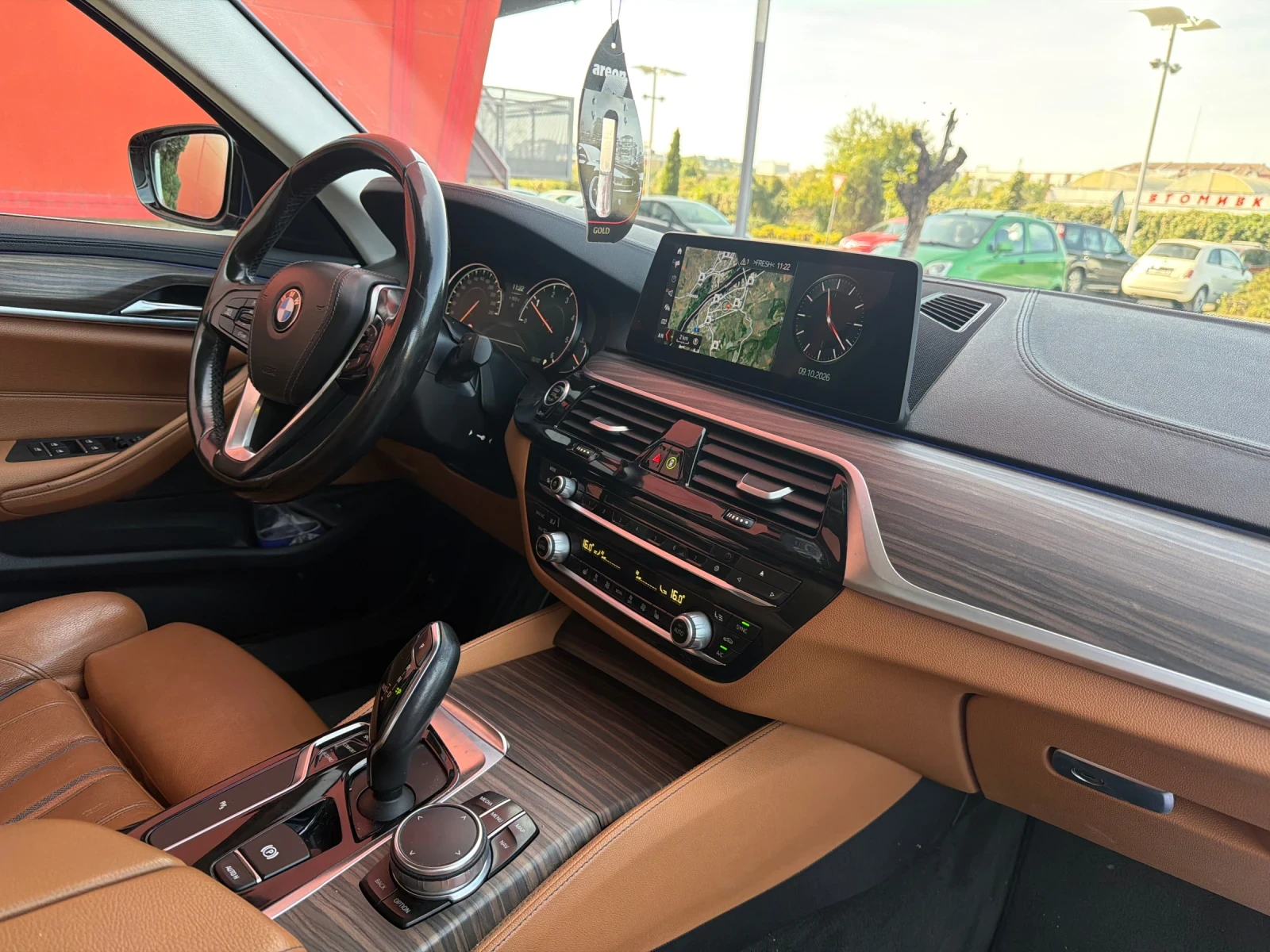 BMW 520 LUXURY* LINE* КОЖА* ПОДГРЕВ, снимка 15 - Автомобили и джипове - 56045969