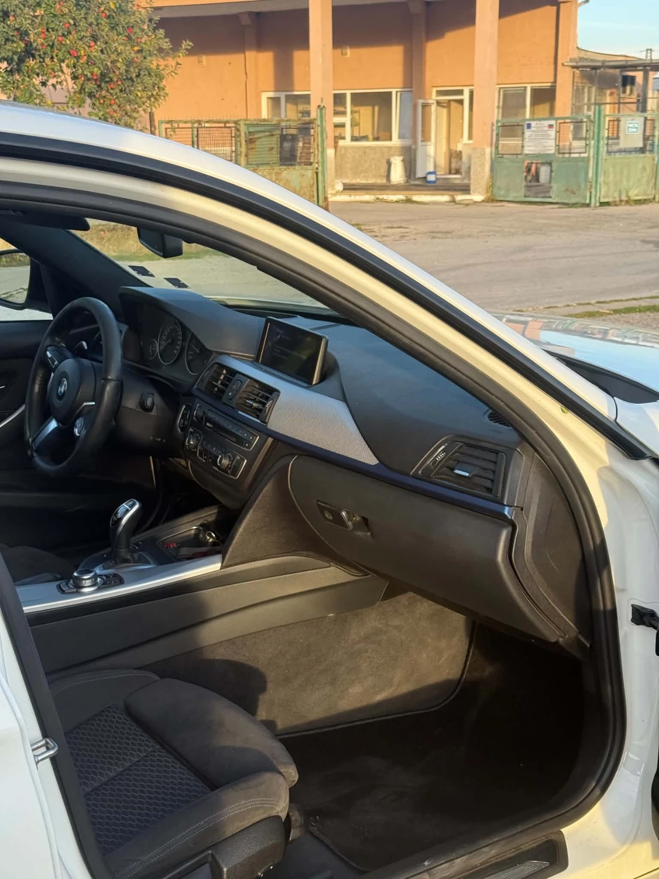 BMW 320 HeadUp, SelfPark, M Pack, снимка 4 - Автомобили и джипове - 56600916