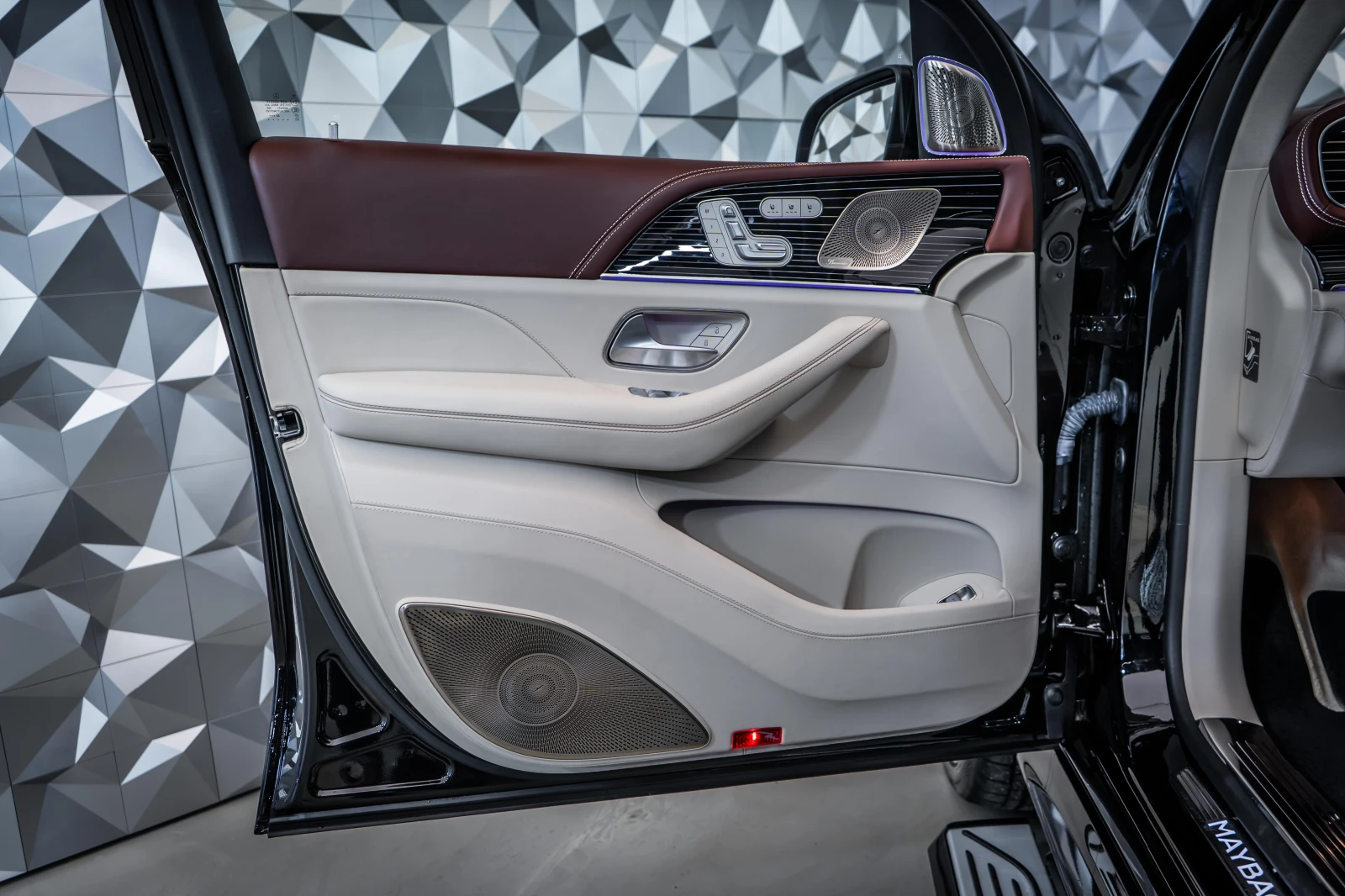 Mercedes-Benz GLS 600 Maybach Brabus* E-ActBody* FirstCl* Монитори - изображение 7
