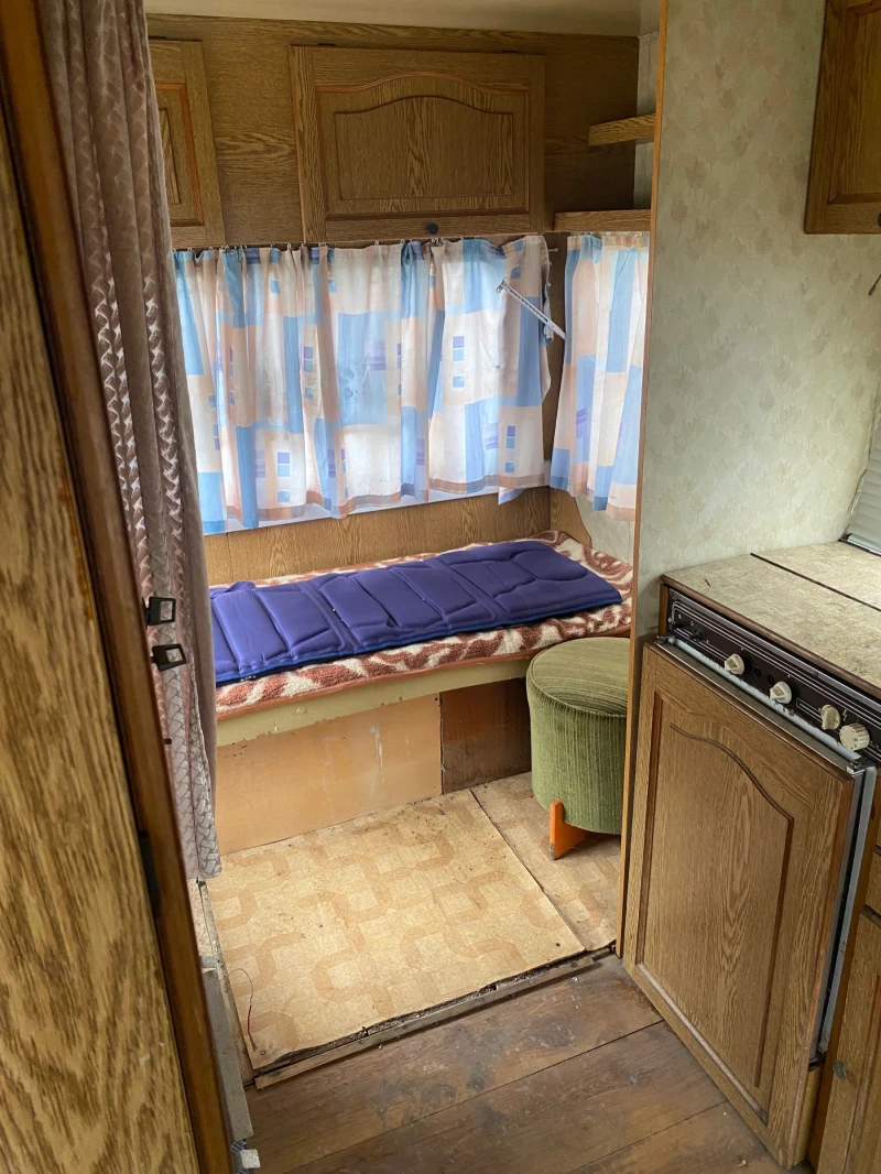 Каравана Adria 410K, снимка 4 - Каравани и кемпери - 52813389