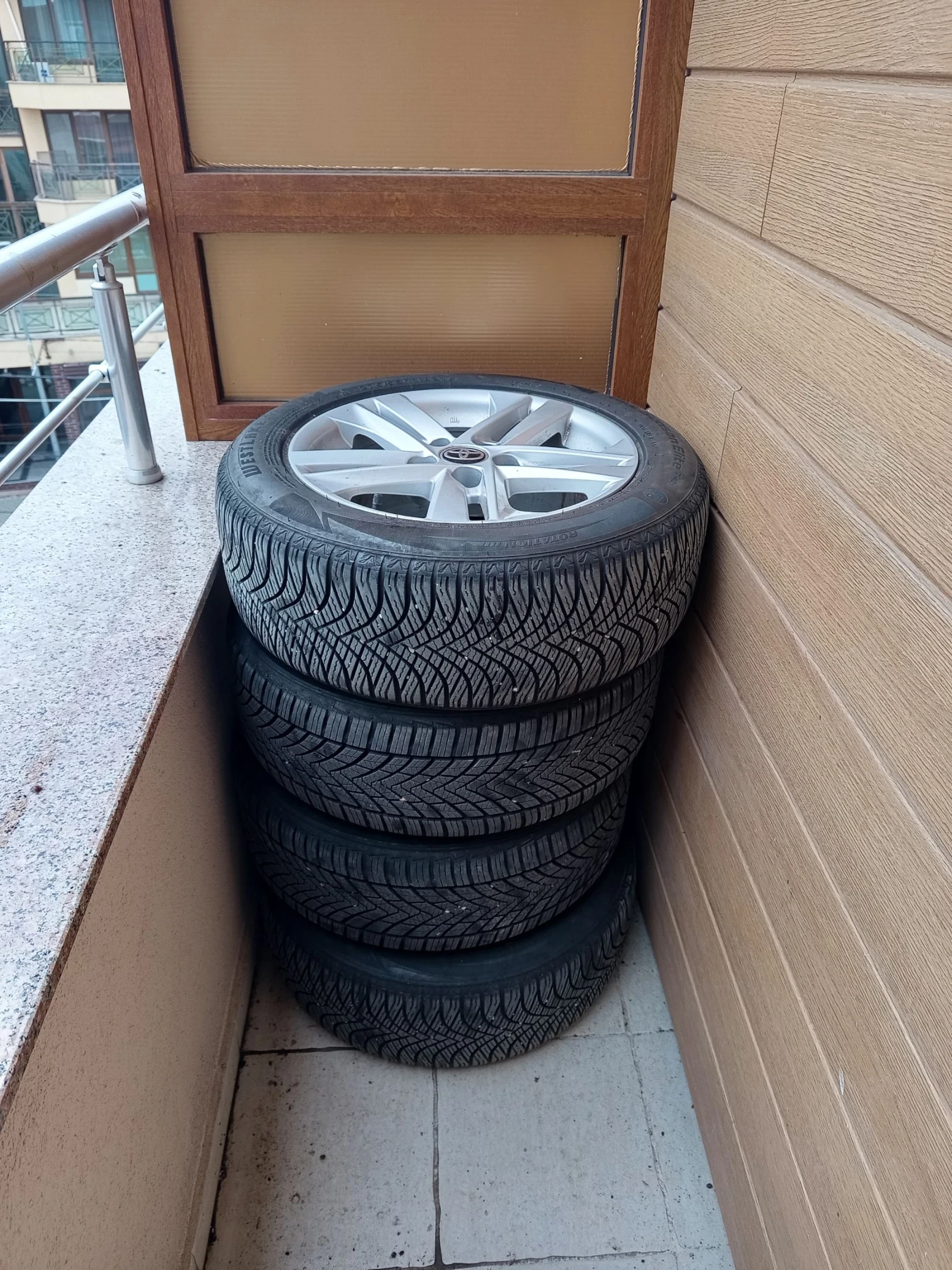 Toyota Auris, снимка 15 - Автомобили и джипове - 54148496