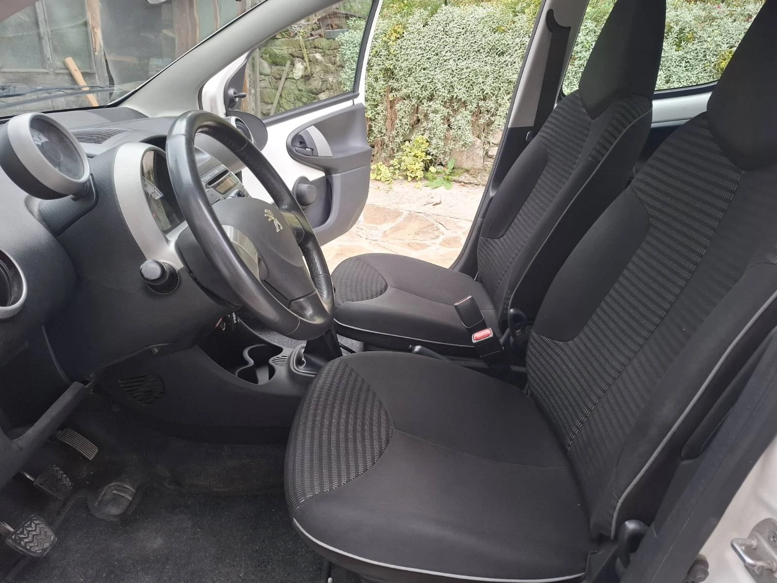 Peugeot 107 1.0 - изображение 9