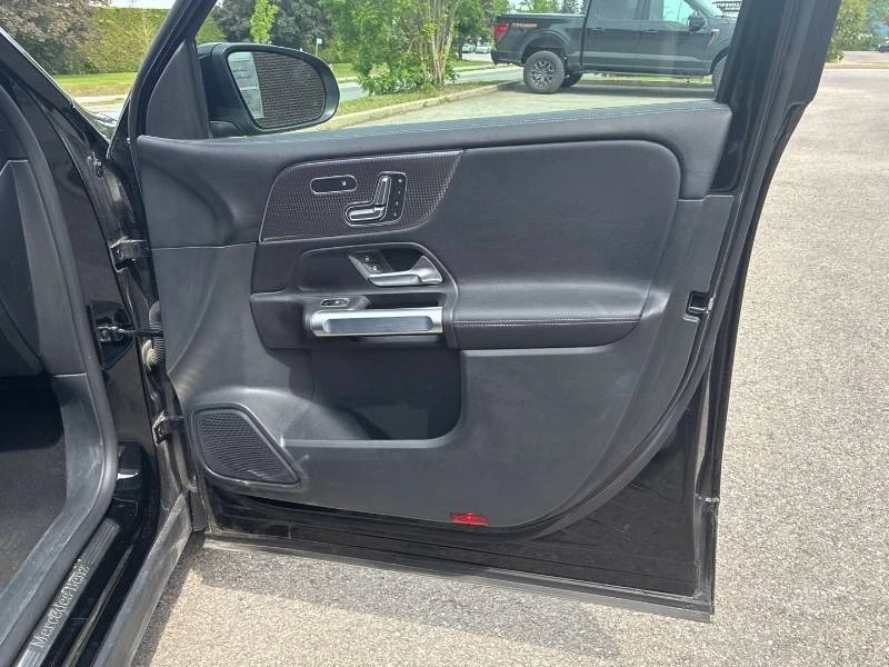 Mercedes-Benz GLB 250 * 4MATIC * PANO * 2 КЛЮЧА * 360 * ПОДГРЕВИ, снимка 17 - Автомобили и джипове - 54811963