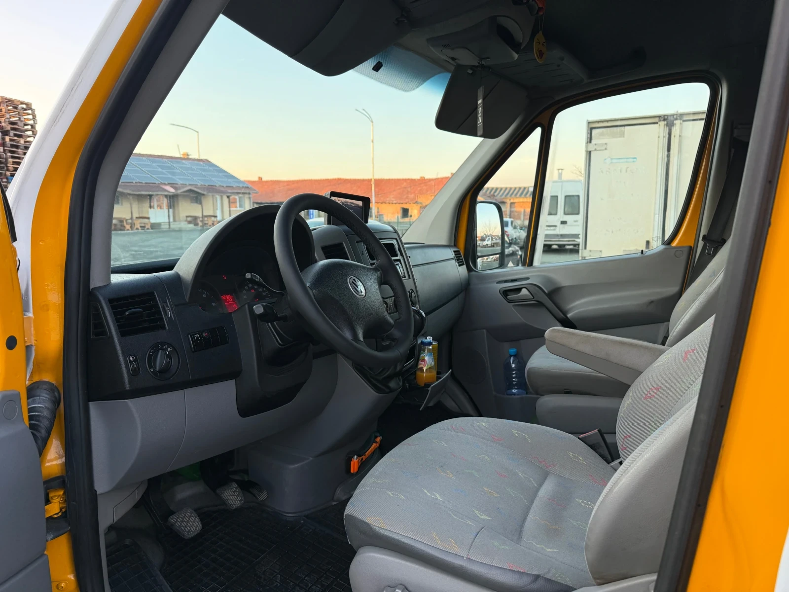 VW Crafter 5 места климатик перфектен - изображение 7