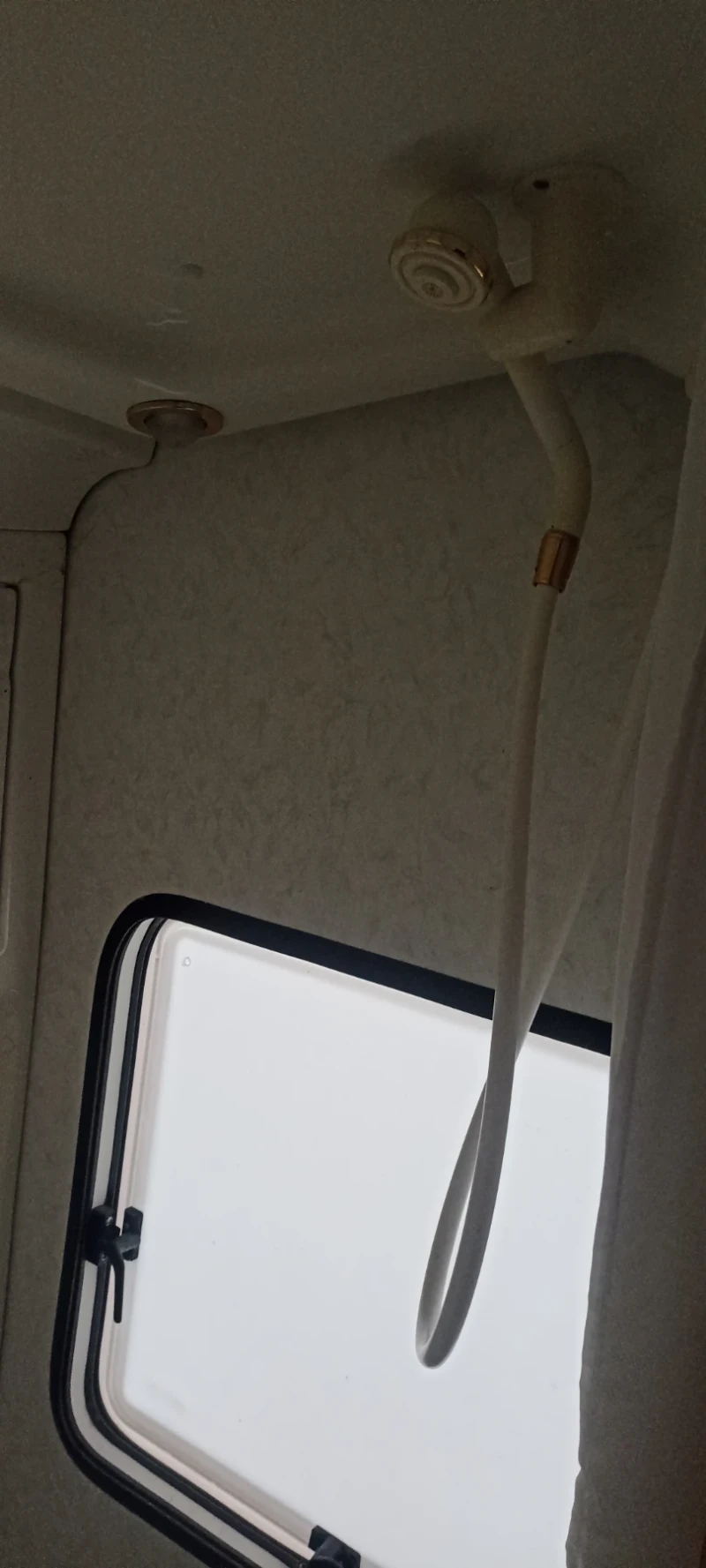 Каравана Hobby De lux, снимка 4 - Каравани и кемпери - 53000255