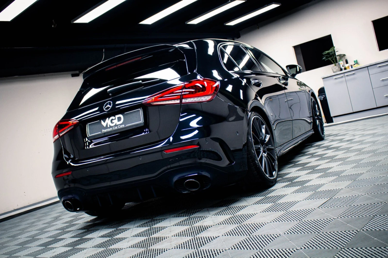 Mercedes-Benz A 35 AMG, снимка 16 - Автомобили и джипове - 55834966