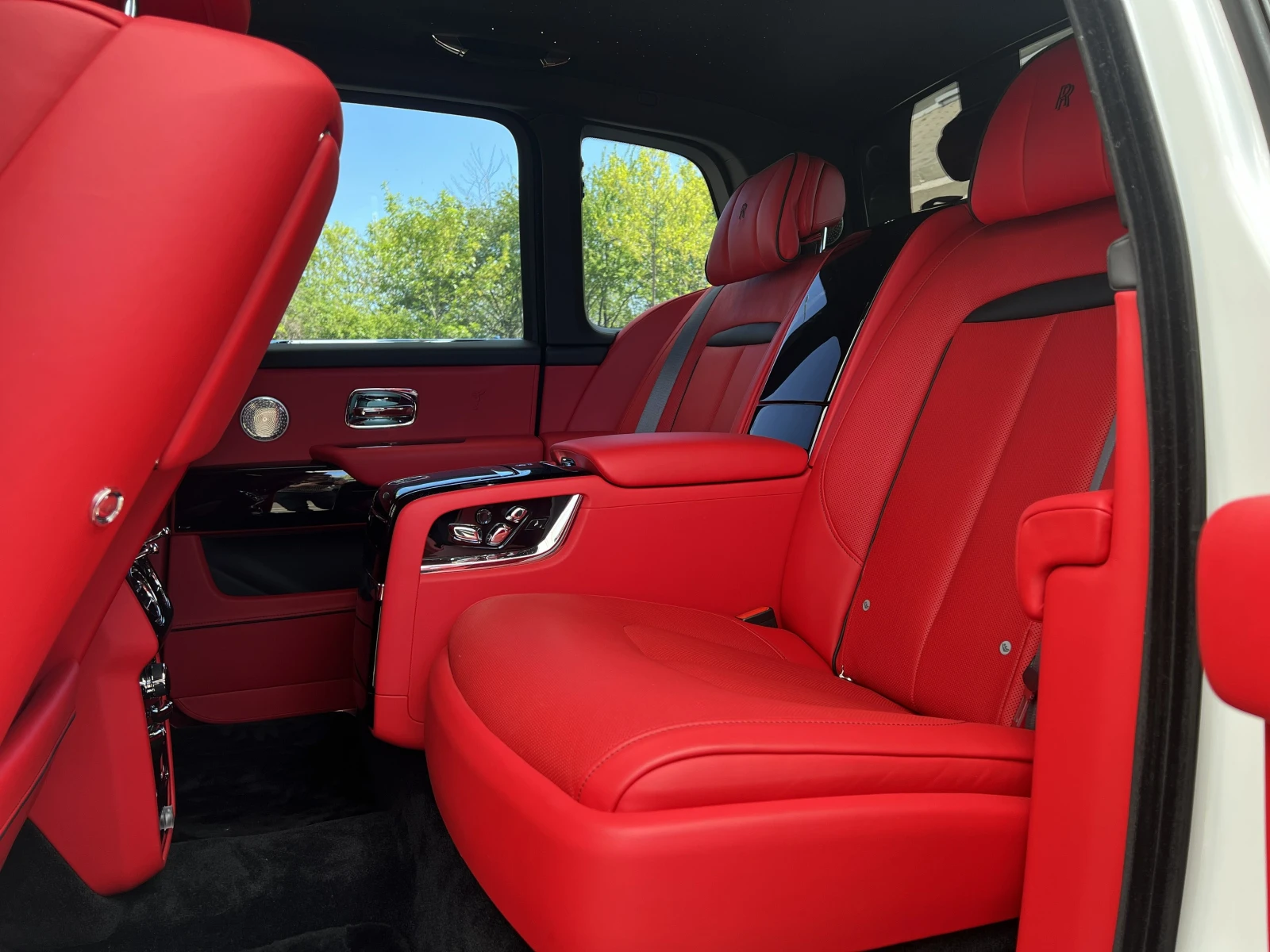 Rolls-Royce Cullinan SERIES II/FACELIFT/4-SEATS/SHOOTING STAR/BESPOKE/, снимка 14 - Автомобили и джипове - 54333138