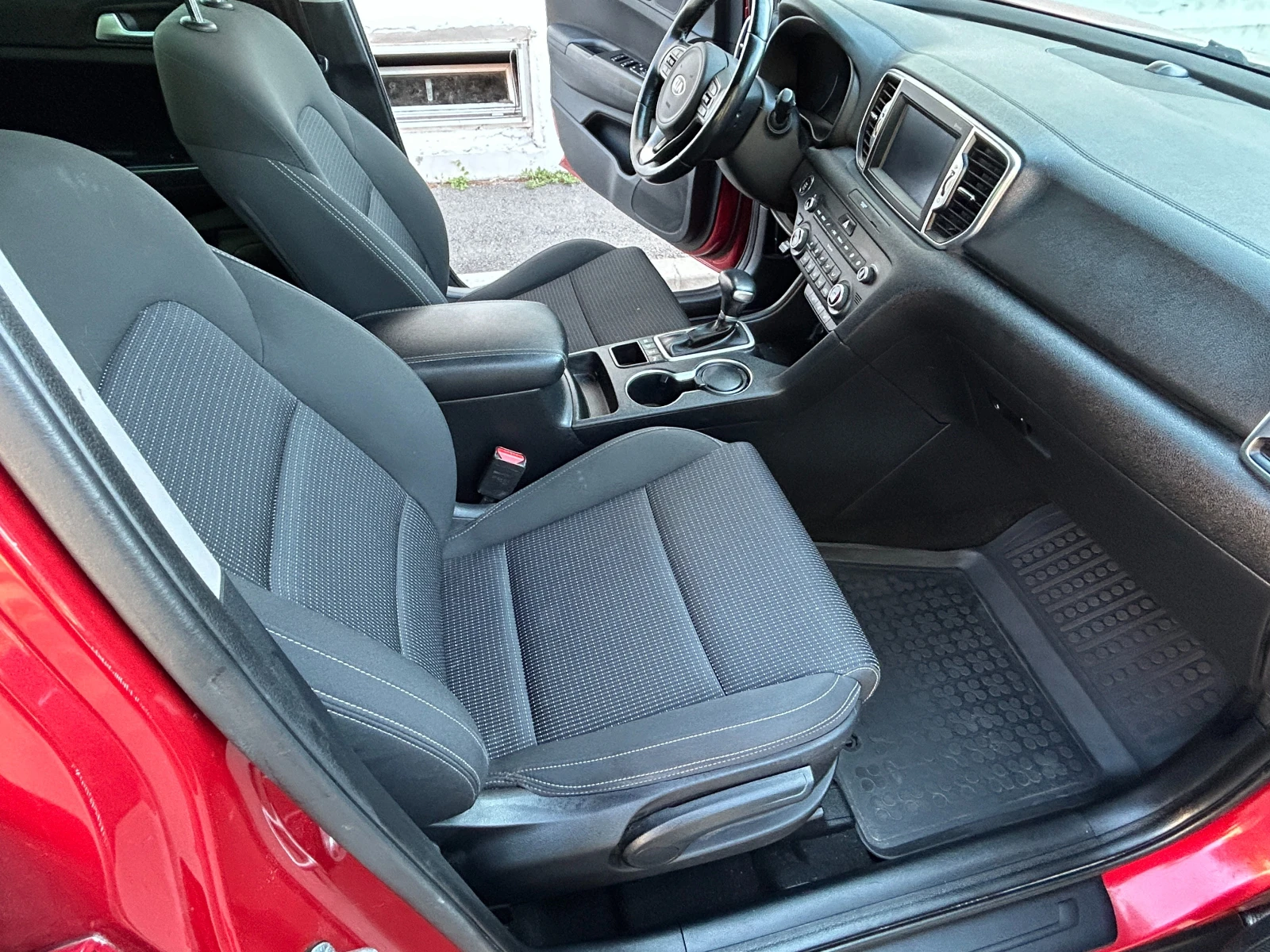 Kia Sportage 1.6T-GDI/4x4/Автомат, снимка 9 - Автомобили и джипове - 55696215