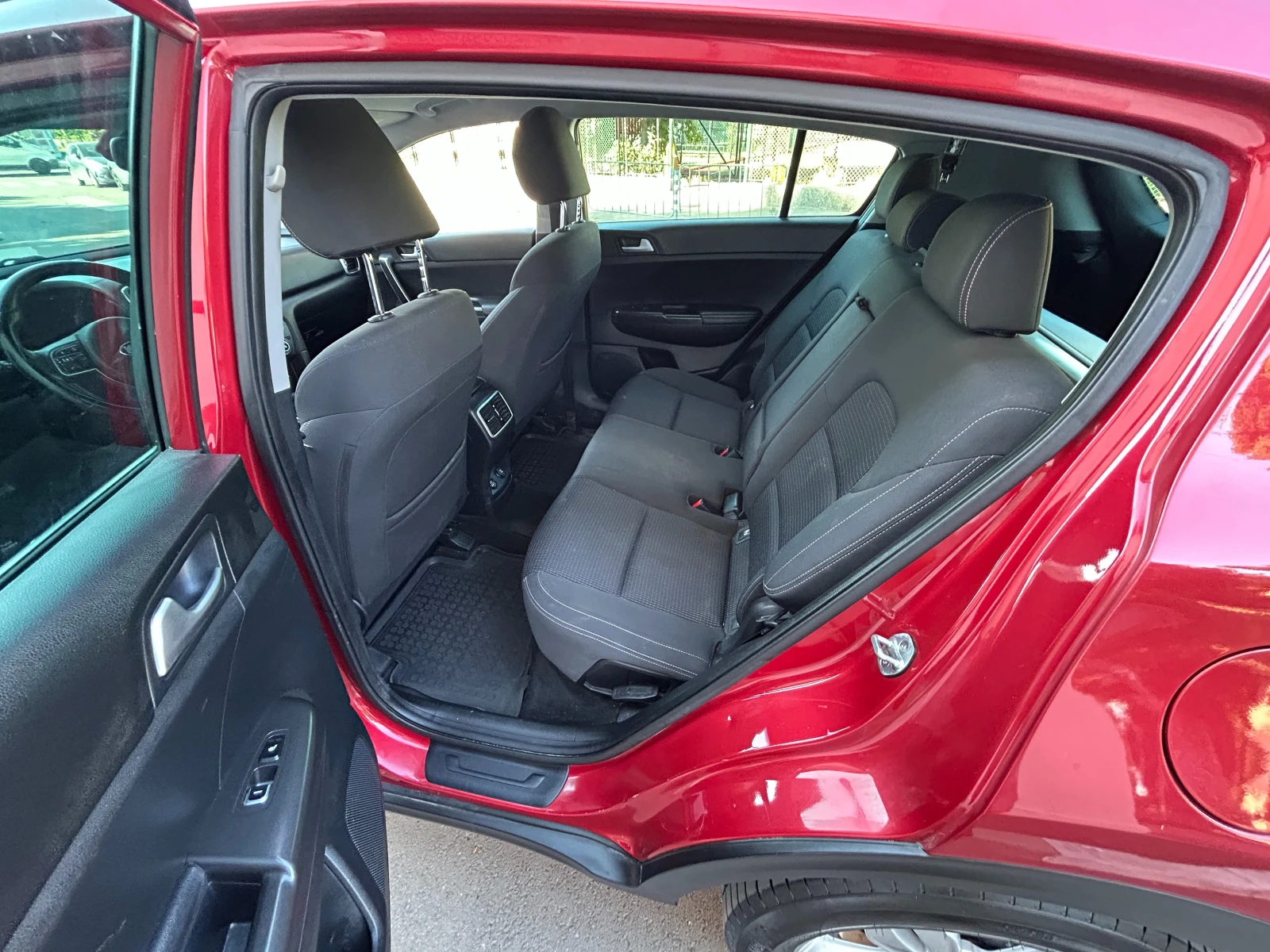 Kia Sportage 1.6T-GDI/4x4/Автомат, снимка 11 - Автомобили и джипове - 55696215
