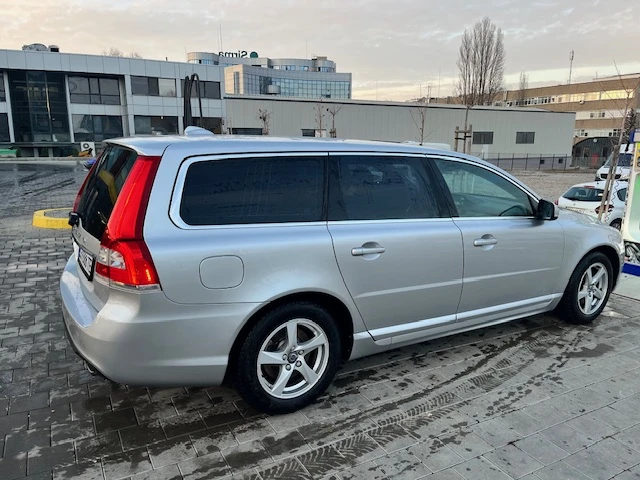 Volvo V70 D4 Facelift, снимка 4 - Автомобили и джипове - 48492939