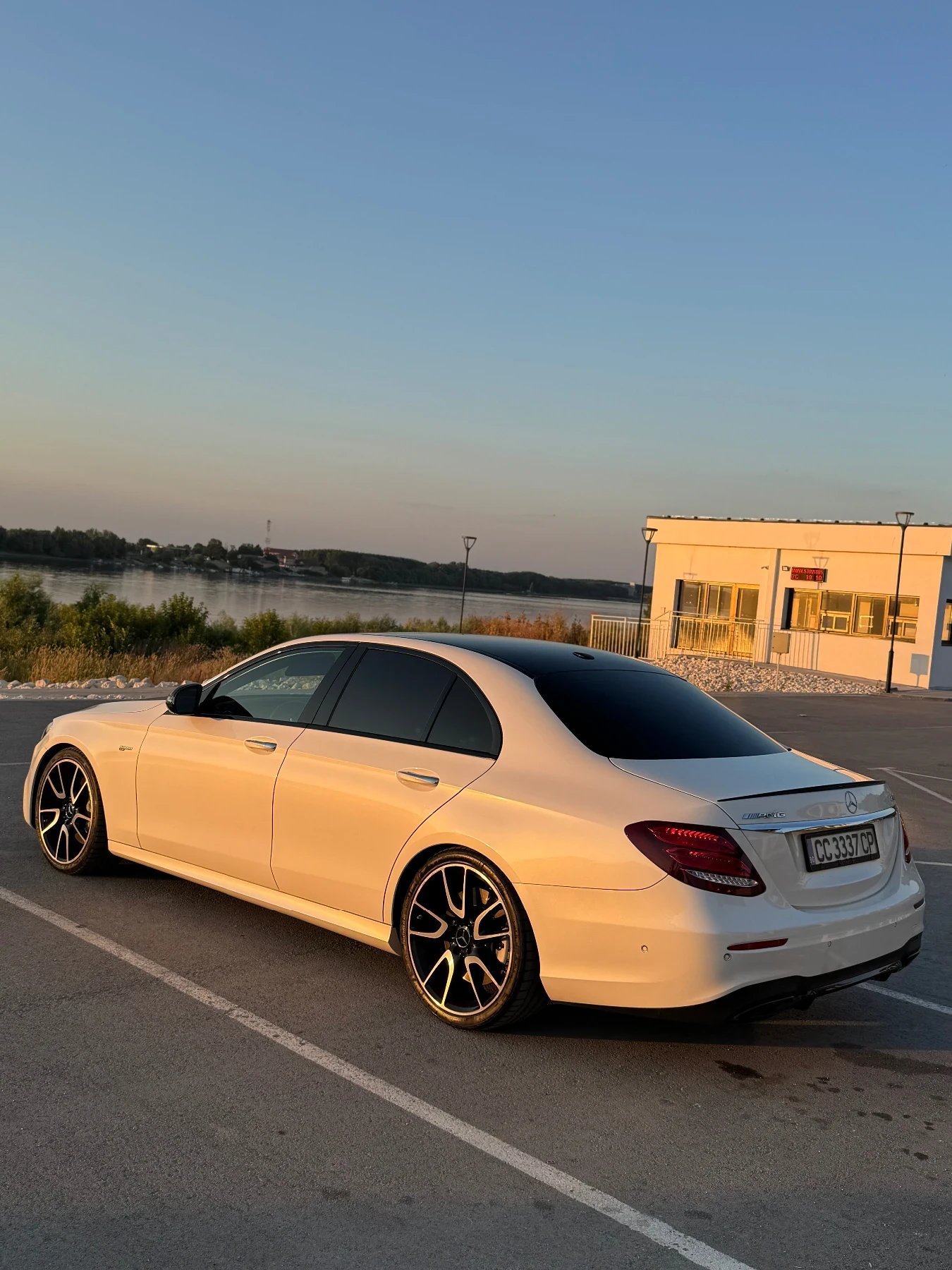 Mercedes-Benz E 43 AMG 4 matic, снимка 6 - Автомобили и джипове - 54075439