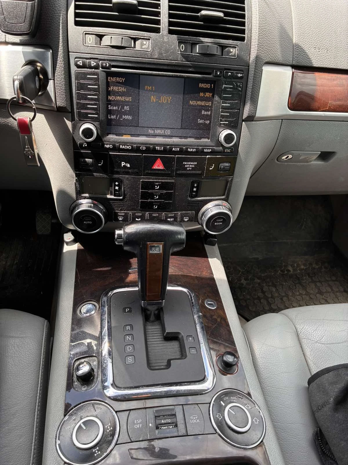 VW Touareg, снимка 6 - Автомобили и джипове - 54575932