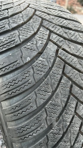 Гуми Зимни 225/45R17, снимка 1 - Гуми и джанти - 47972028