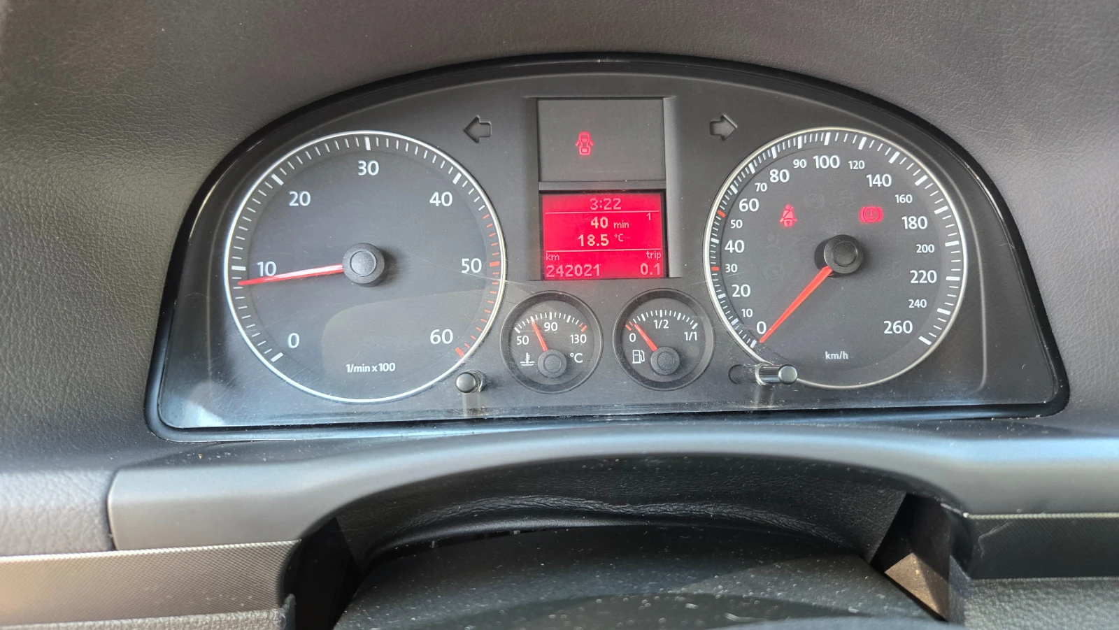 VW Touran Отличен, снимка 8 - Автомобили и джипове - 54115634