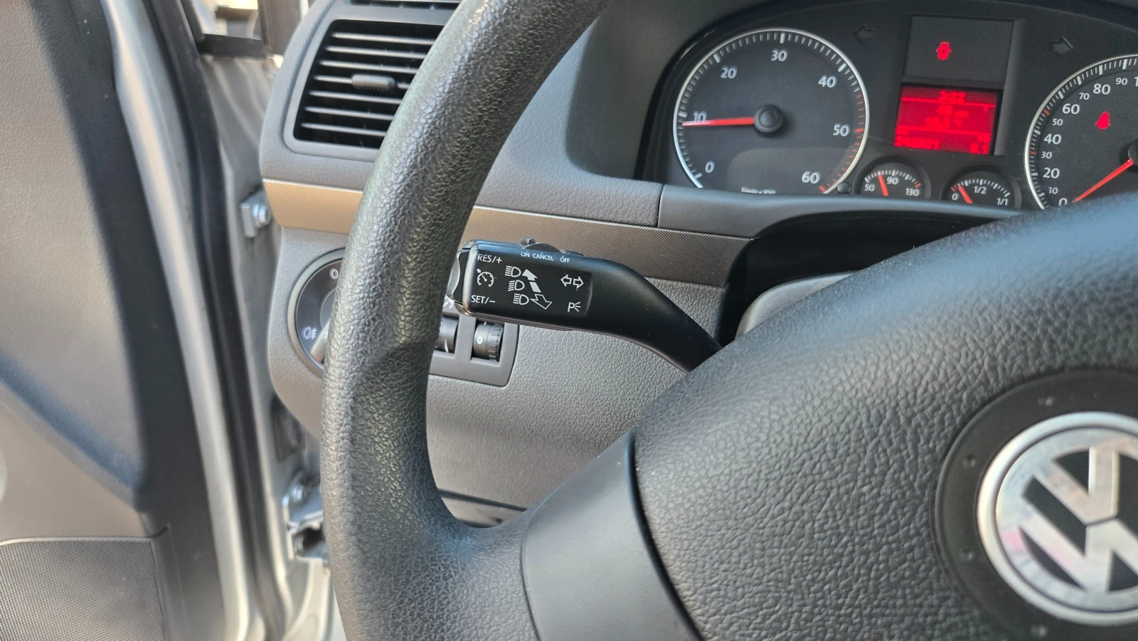 VW Touran Отличен, снимка 9 - Автомобили и джипове - 54115634