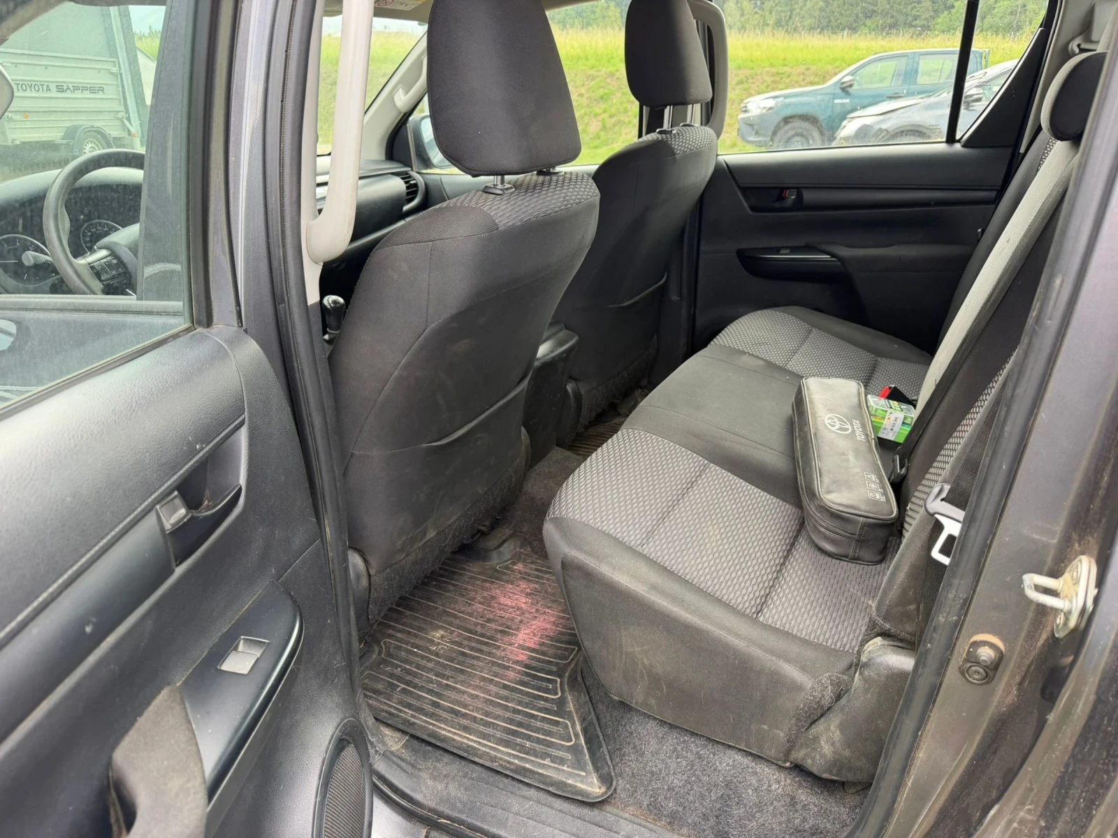 Toyota Hilux 2.4 d4d, снимка 11 - Автомобили и джипове - 54952763
