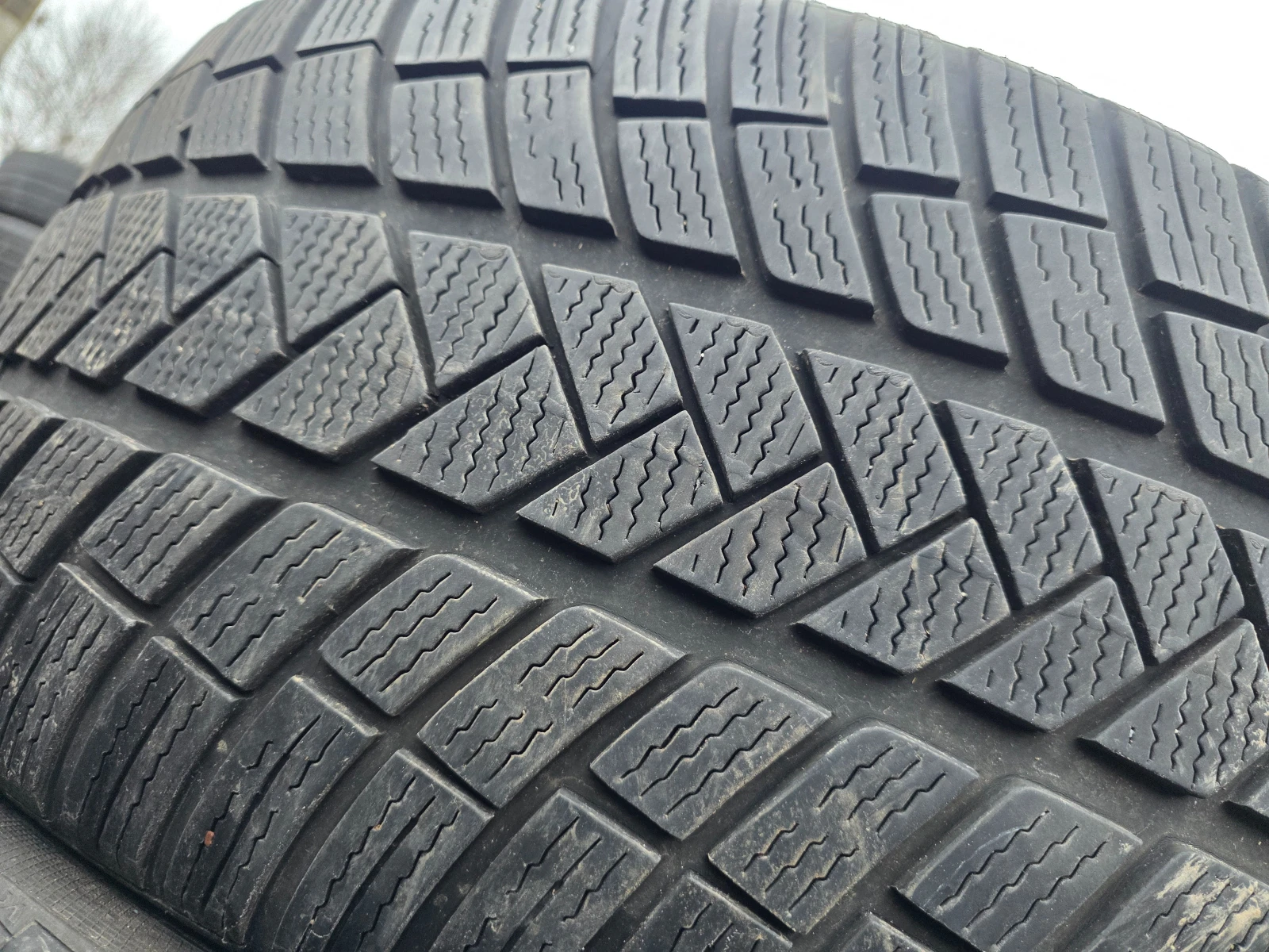 Гуми Зимни 255/35R21, снимка 2 - Гуми и джанти - 53982911