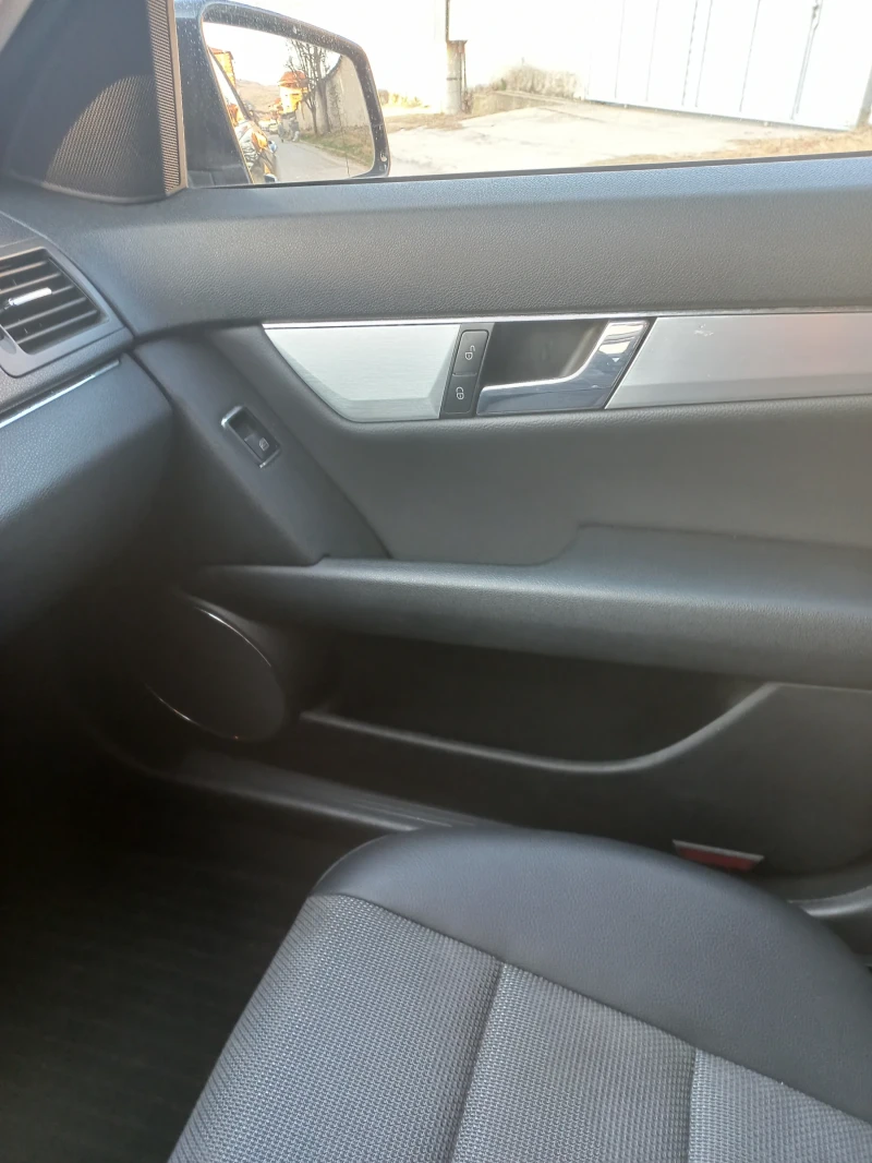 Mercedes-Benz C 220, снимка 16 - Автомобили и джипове - 52171092