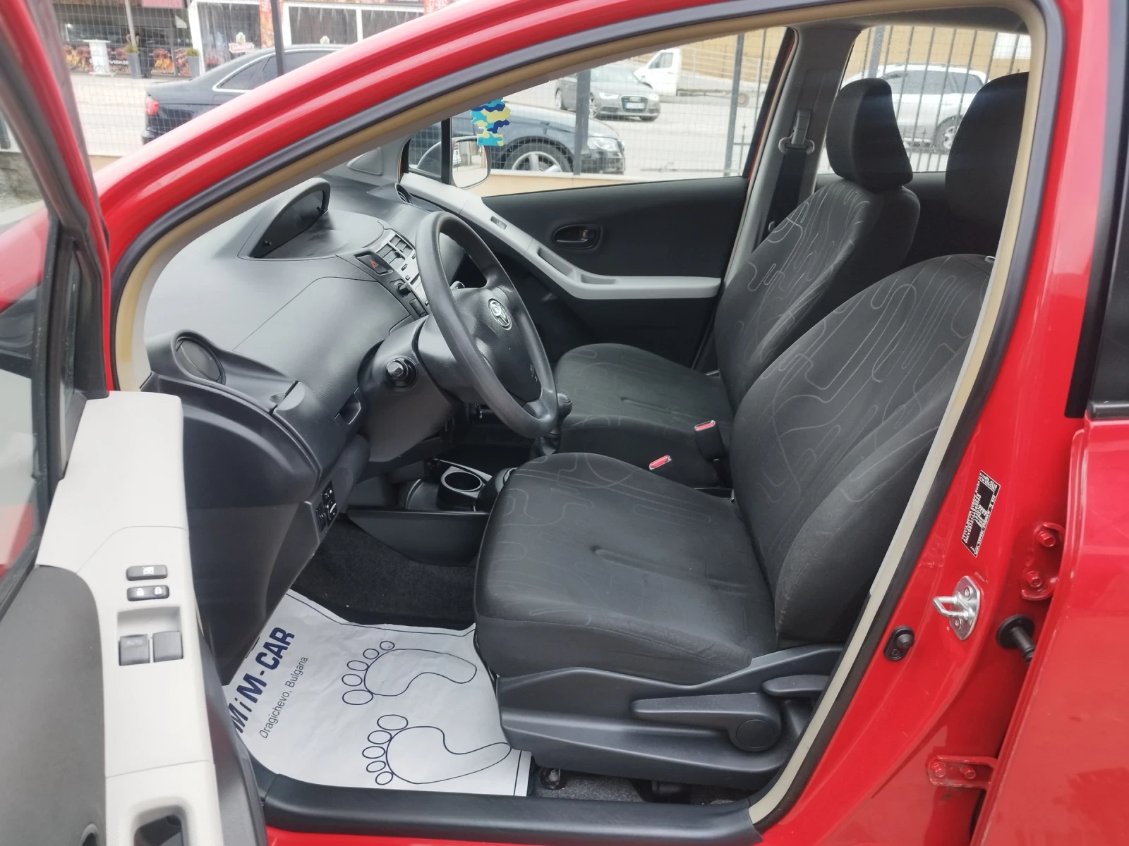 Toyota Yaris 1.0i - изображение 8