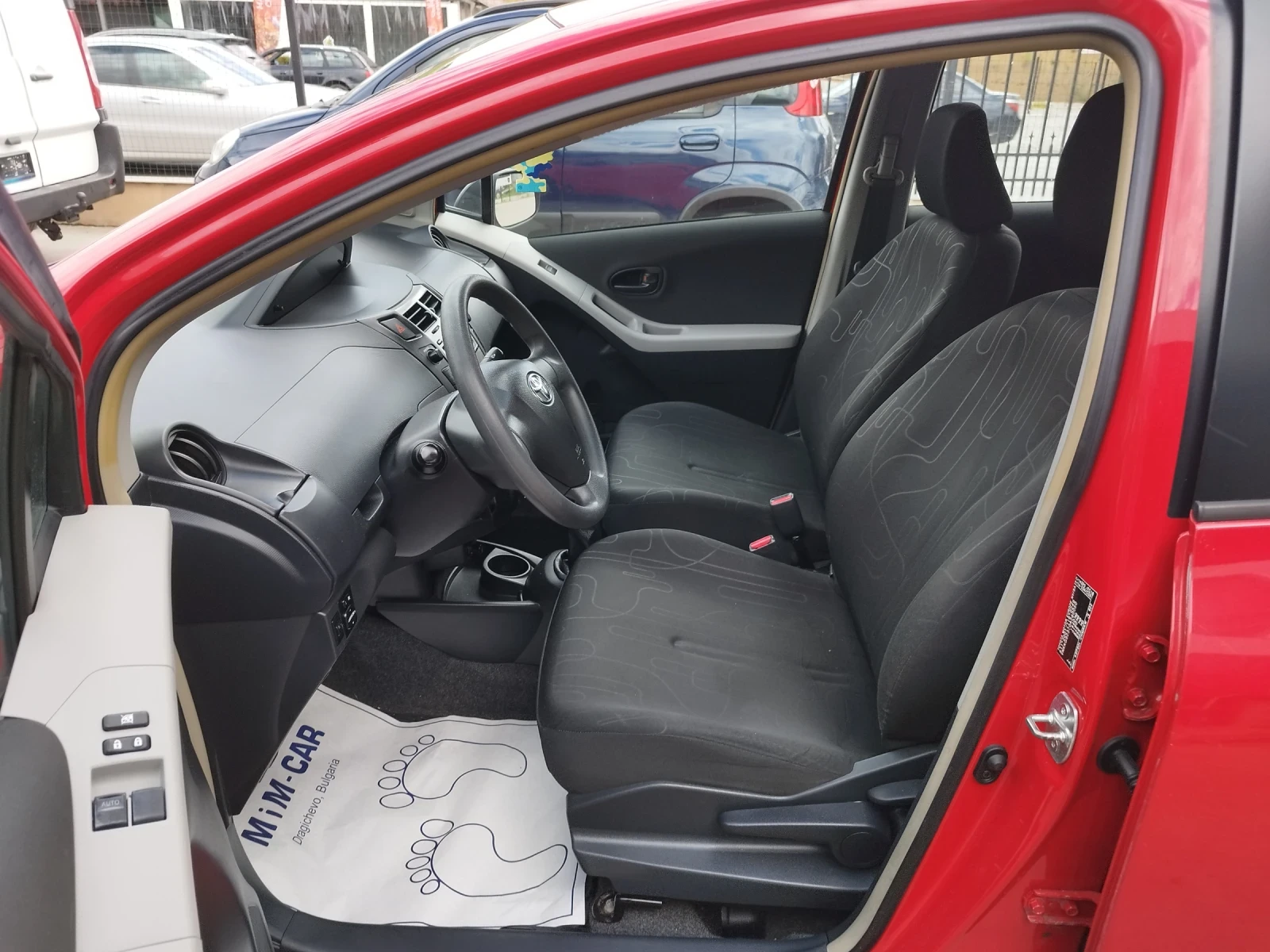 Toyota Yaris 1.0i - изображение 8