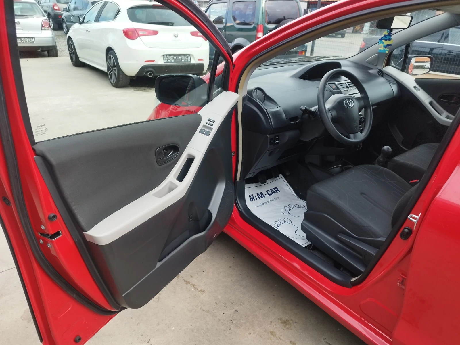 Toyota Yaris 1.0i - изображение 9
