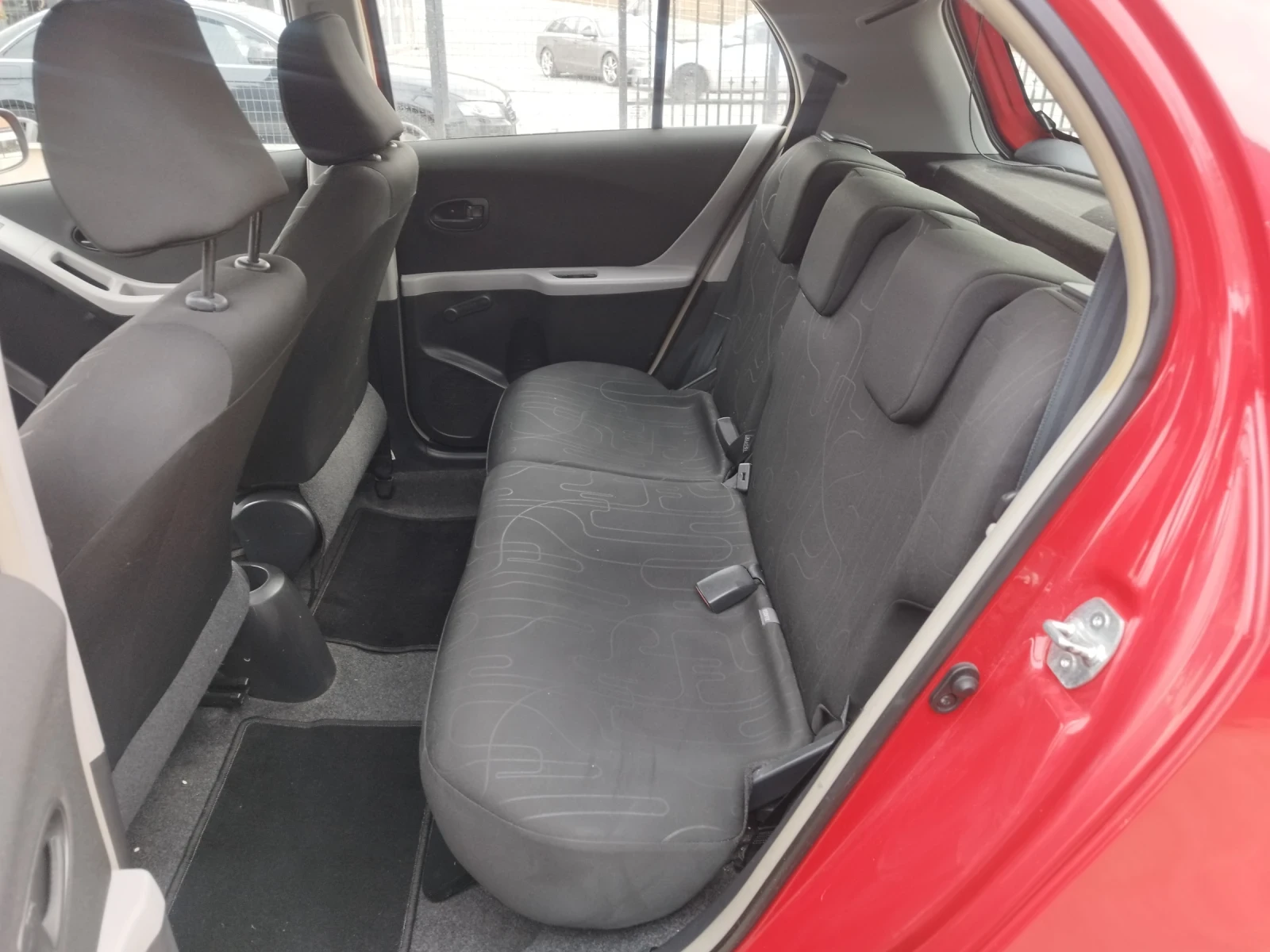 Toyota Yaris 1.0i - изображение 10