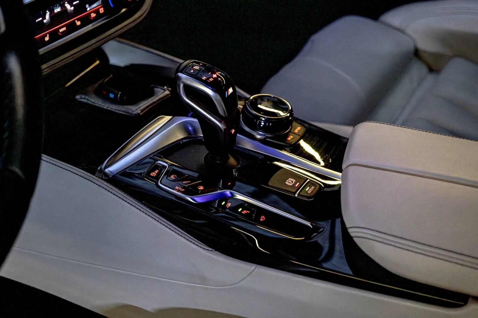 BMW M5 4.4 V8/Bower&Wilkins/HuD/Soft Close/Камера 360, снимка 12 - Автомобили и джипове - 53671056