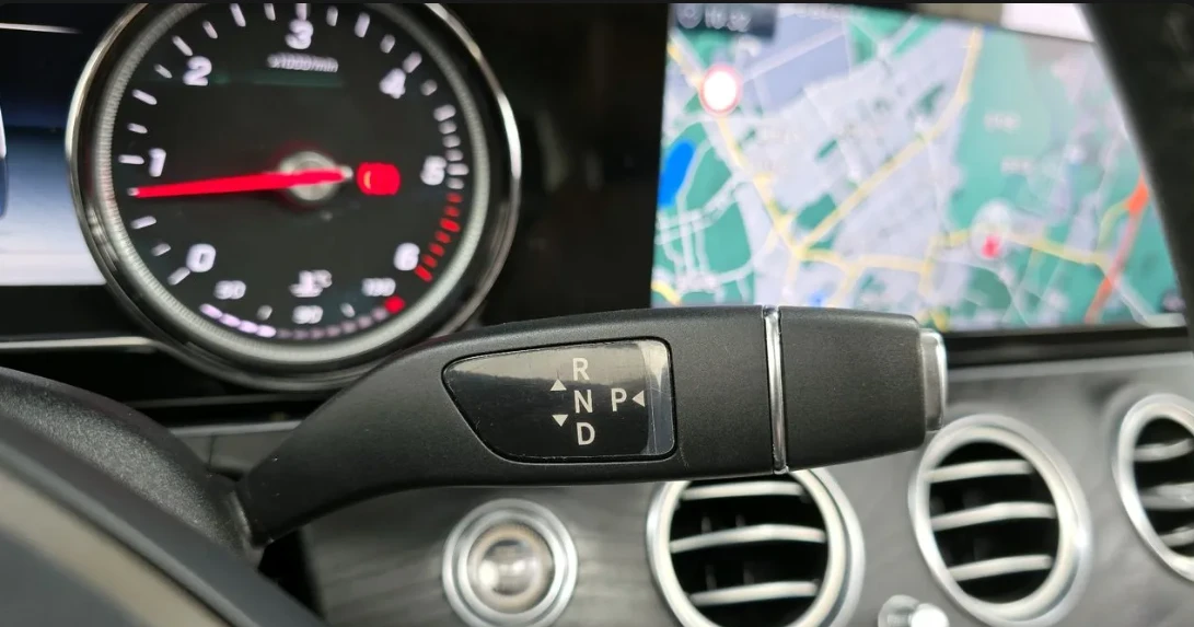 Mercedes-Benz E 220 Avantgarde, снимка 11 - Автомобили и джипове - 54466662